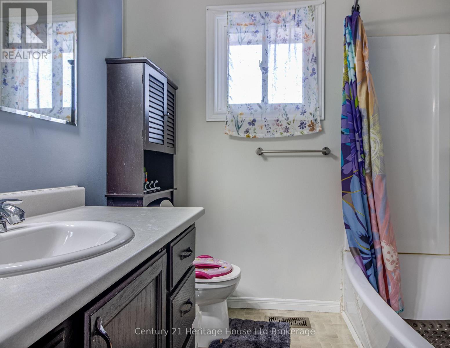 8 Mohican Drive, Woodstock (Woodstock - North), ON - Indoor Photo Showing Bathroom