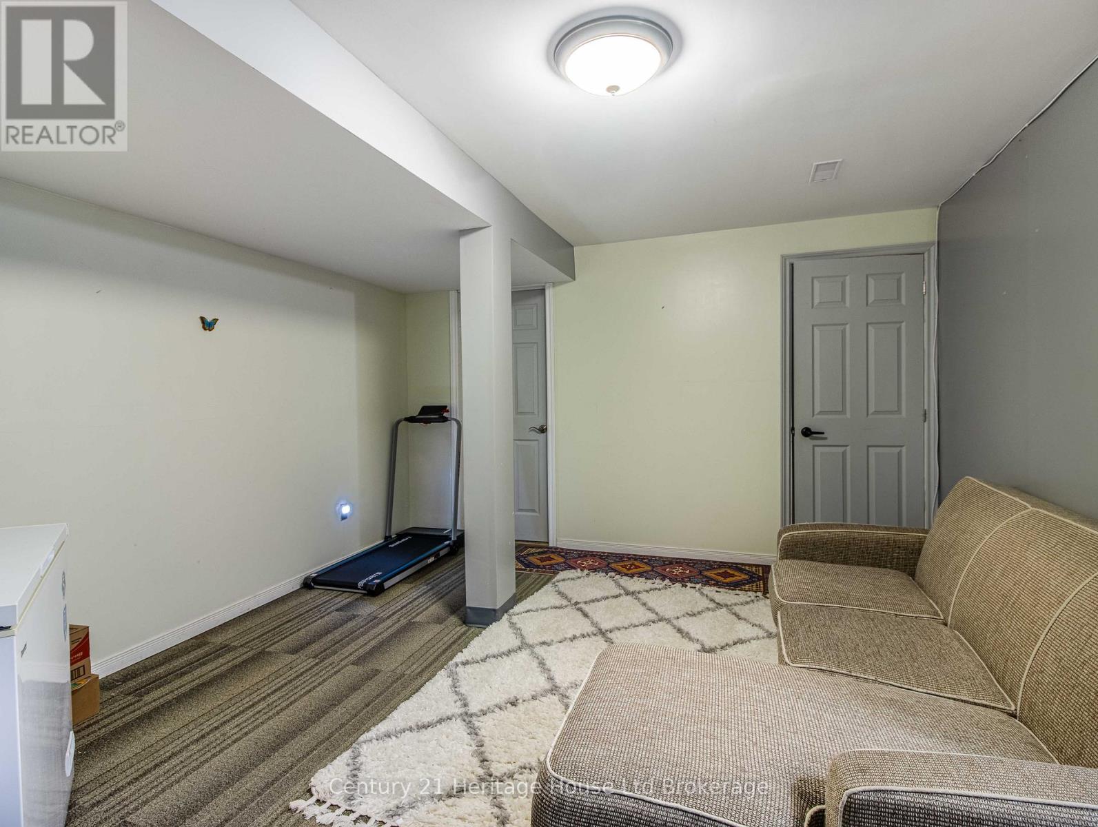 8 Mohican Drive, Woodstock (Woodstock - North), ON - Indoor Photo Showing Other Room