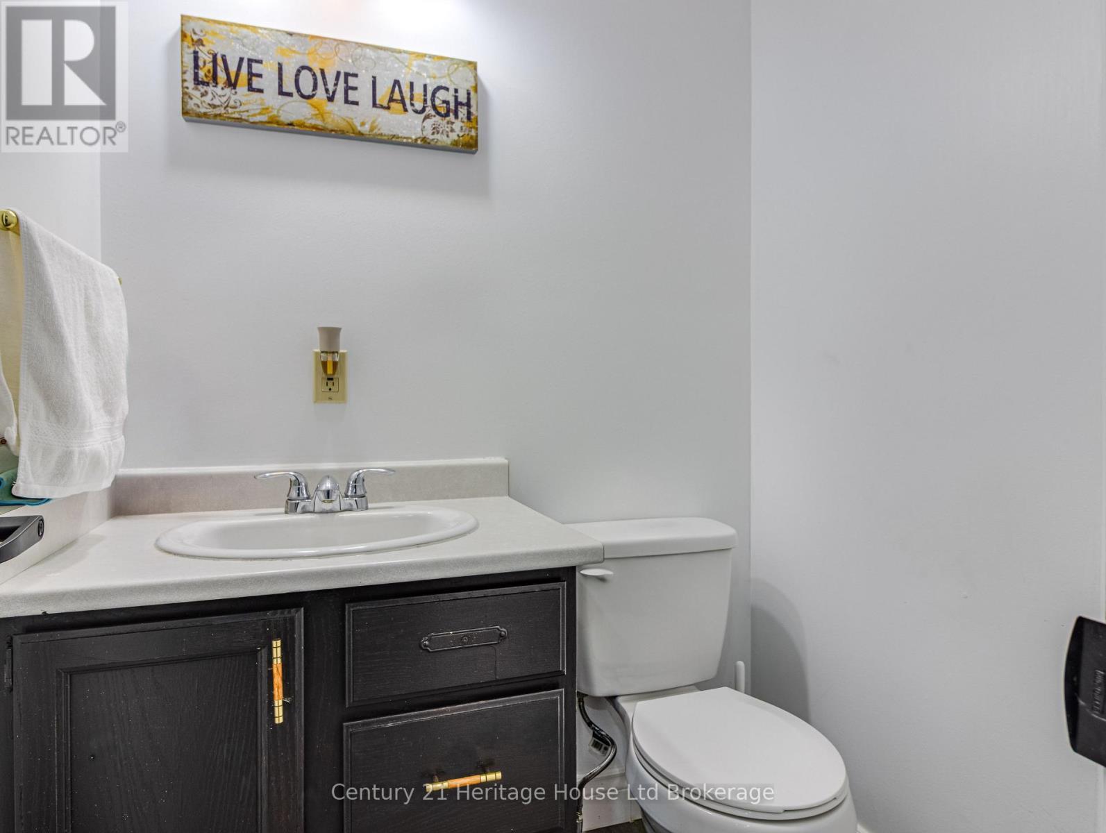 8 Mohican Drive, Woodstock (Woodstock - North), ON - Indoor Photo Showing Bathroom