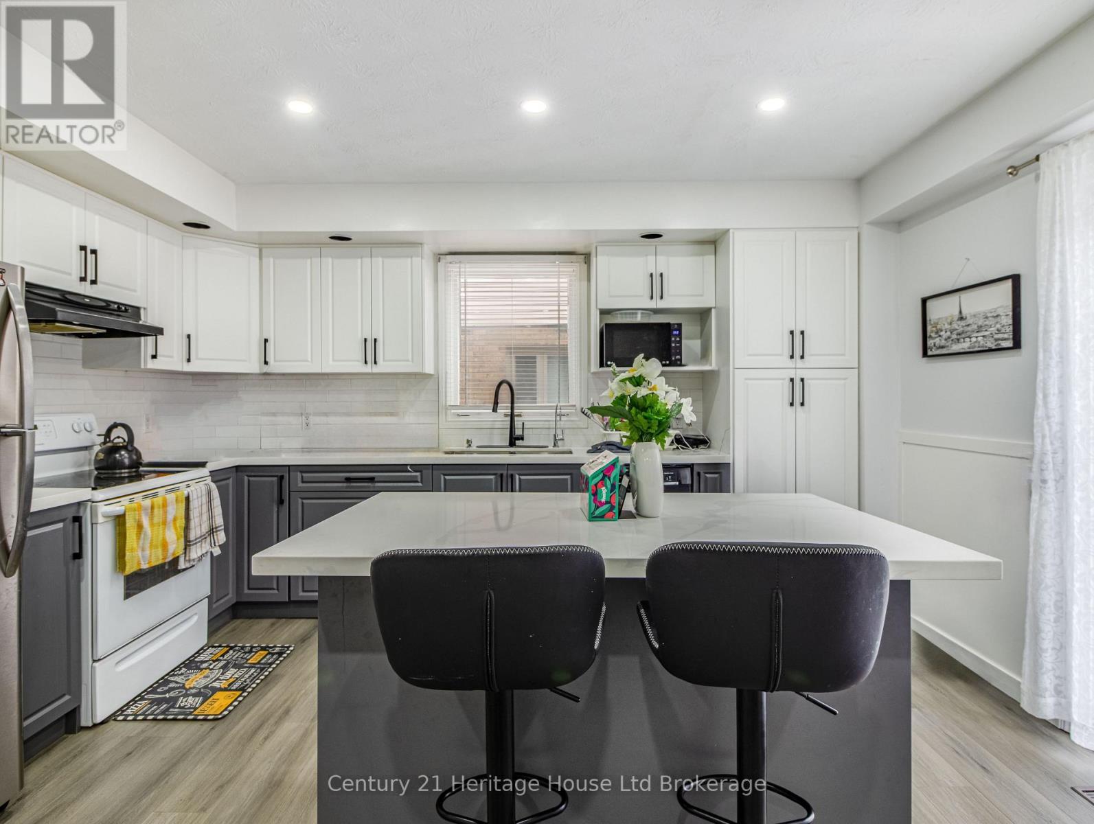 8 Mohican Drive, Woodstock (Woodstock - North), ON - Indoor Photo Showing Kitchen With Upgraded Kitchen