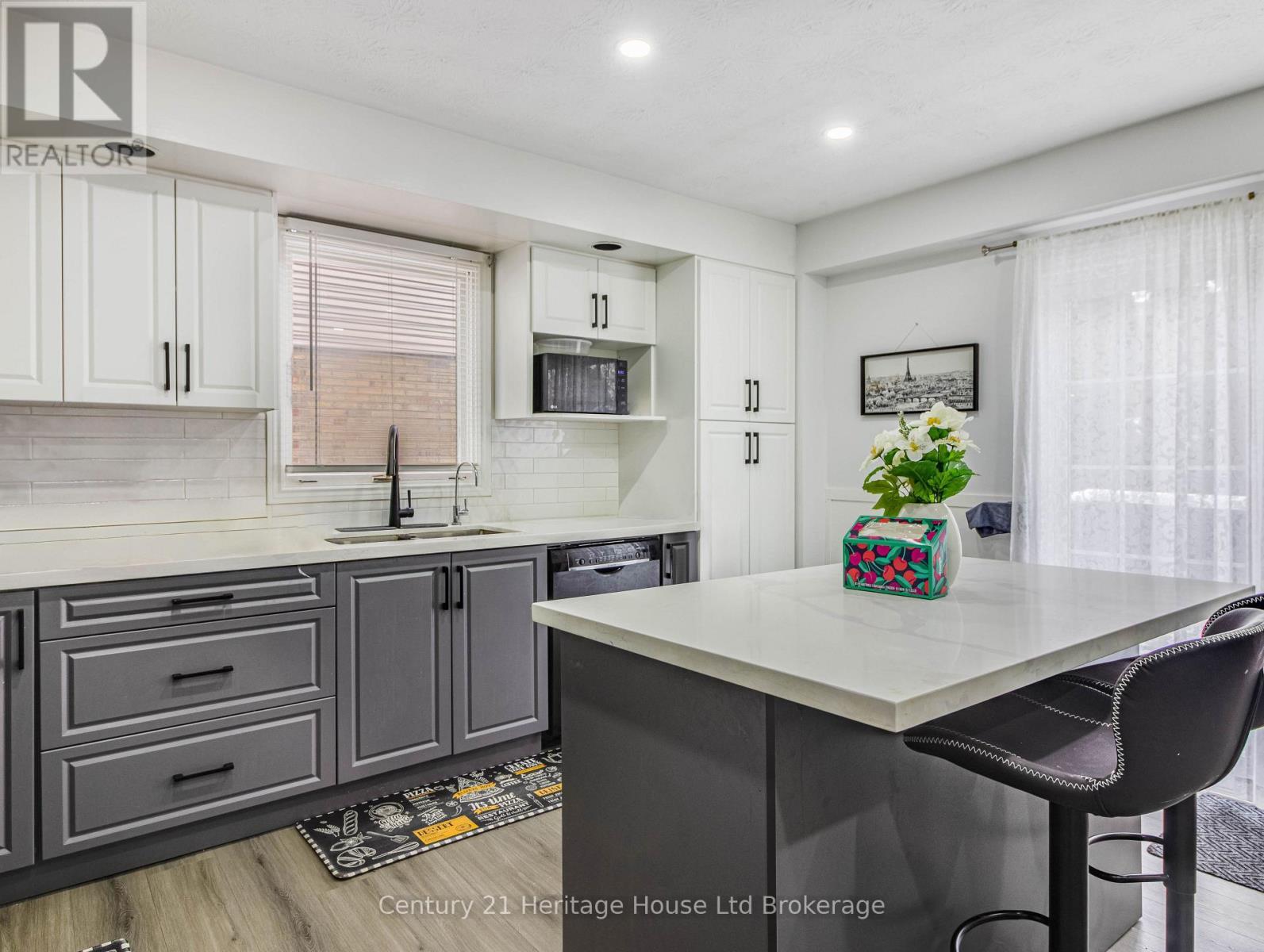 8 Mohican Drive, Woodstock (Woodstock - North), ON - Indoor Photo Showing Kitchen With Upgraded Kitchen