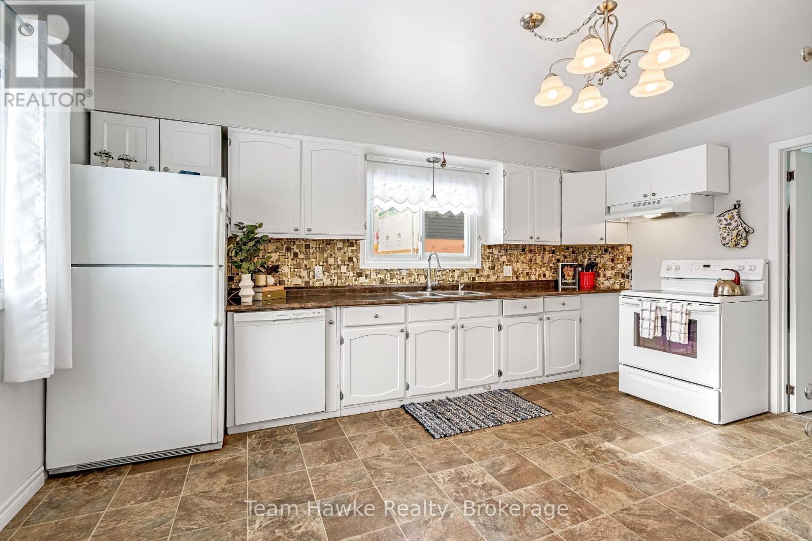 264 Kingfisher Avenue, Tay (Port Mcnicoll), ON - Indoor Photo Showing Kitchen With Double Sink