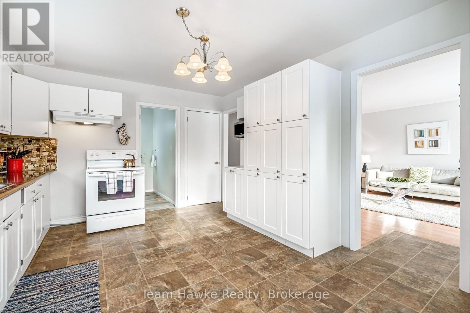 264 Kingfisher Avenue, Tay (Port Mcnicoll), ON - Indoor Photo Showing Kitchen