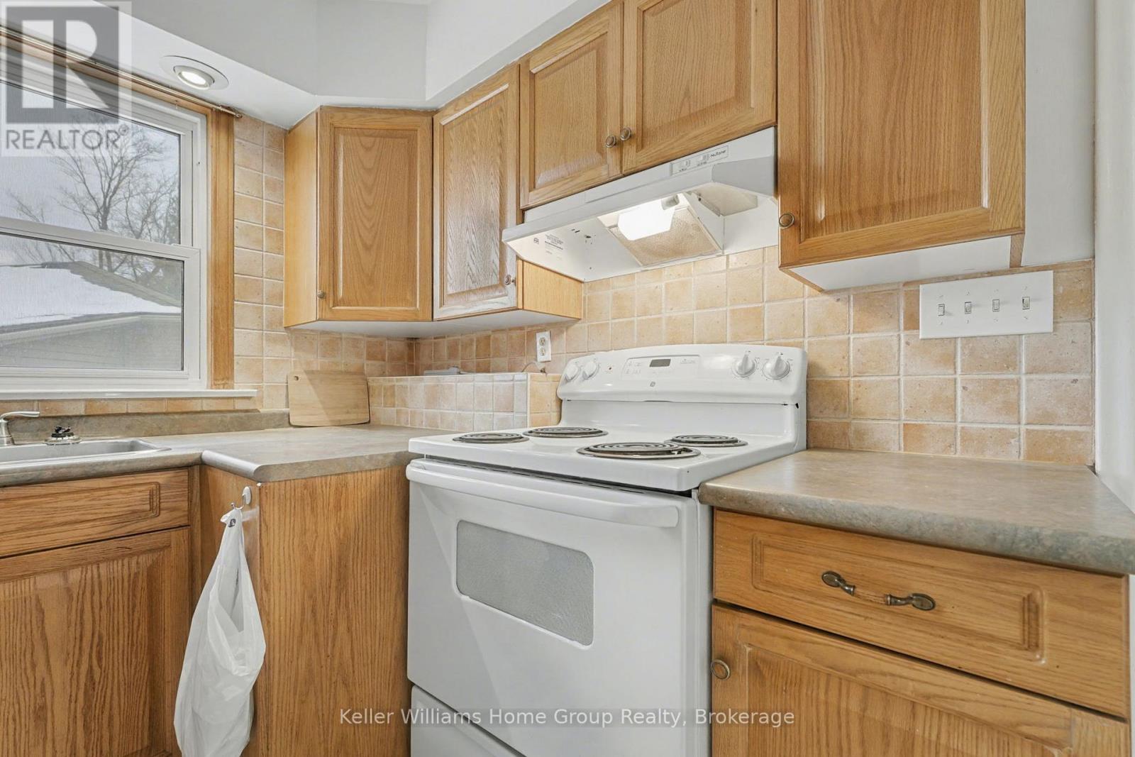 18 Gower Court, Halton Hills (Georgetown), ON - Indoor Photo Showing Kitchen