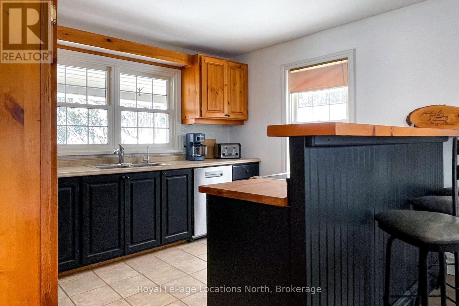637280 St Vincent-Sydenham Townline, Meaford, ON - Indoor Photo Showing Kitchen With Double Sink