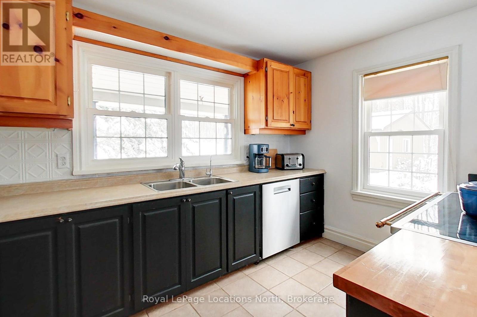 637280 St Vincent-Sydenham Townline, Meaford, ON - Indoor Photo Showing Kitchen With Double Sink