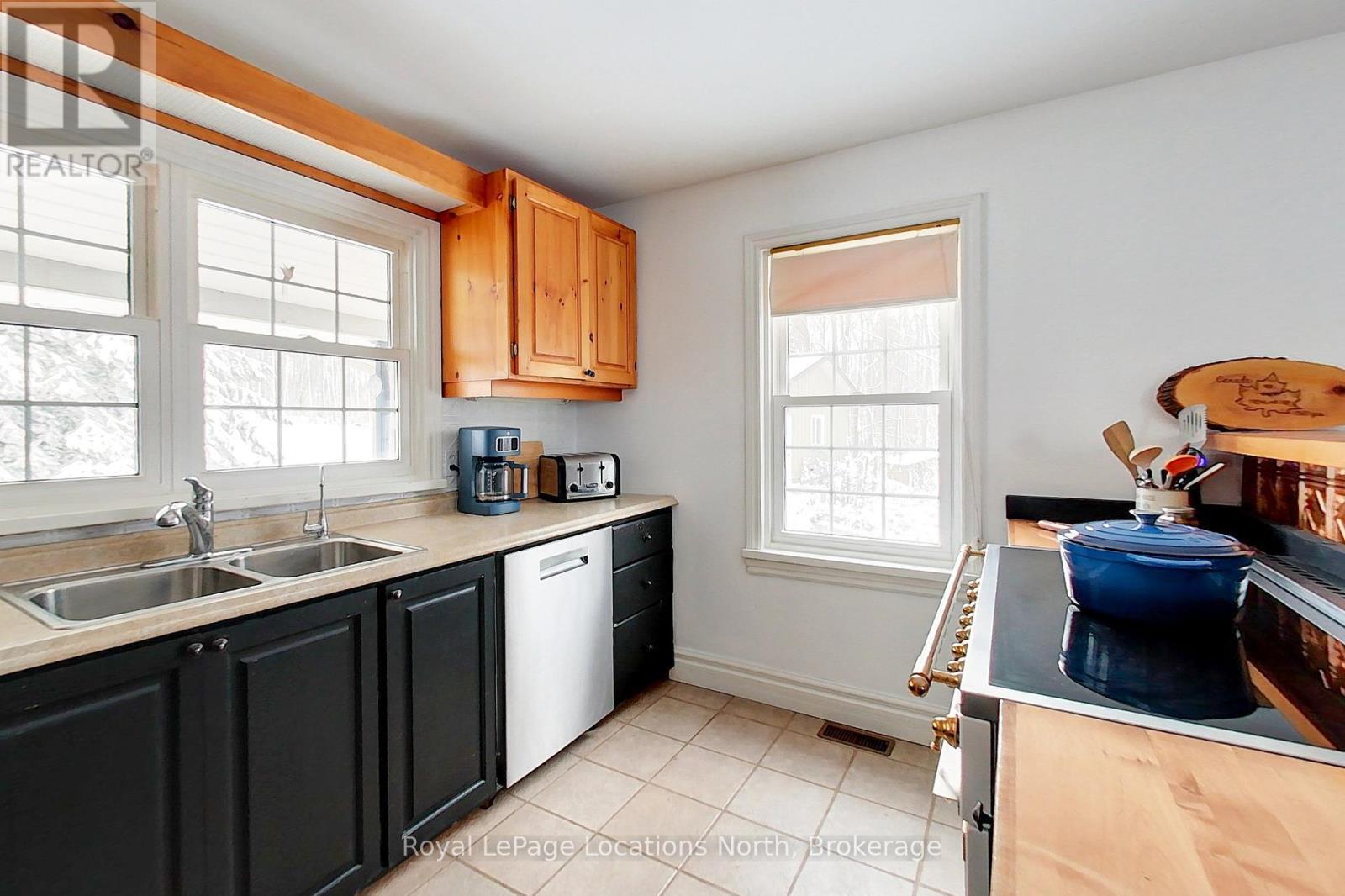 637280 St Vincent-Sydenham Townline, Meaford, ON - Indoor Photo Showing Kitchen With Double Sink
