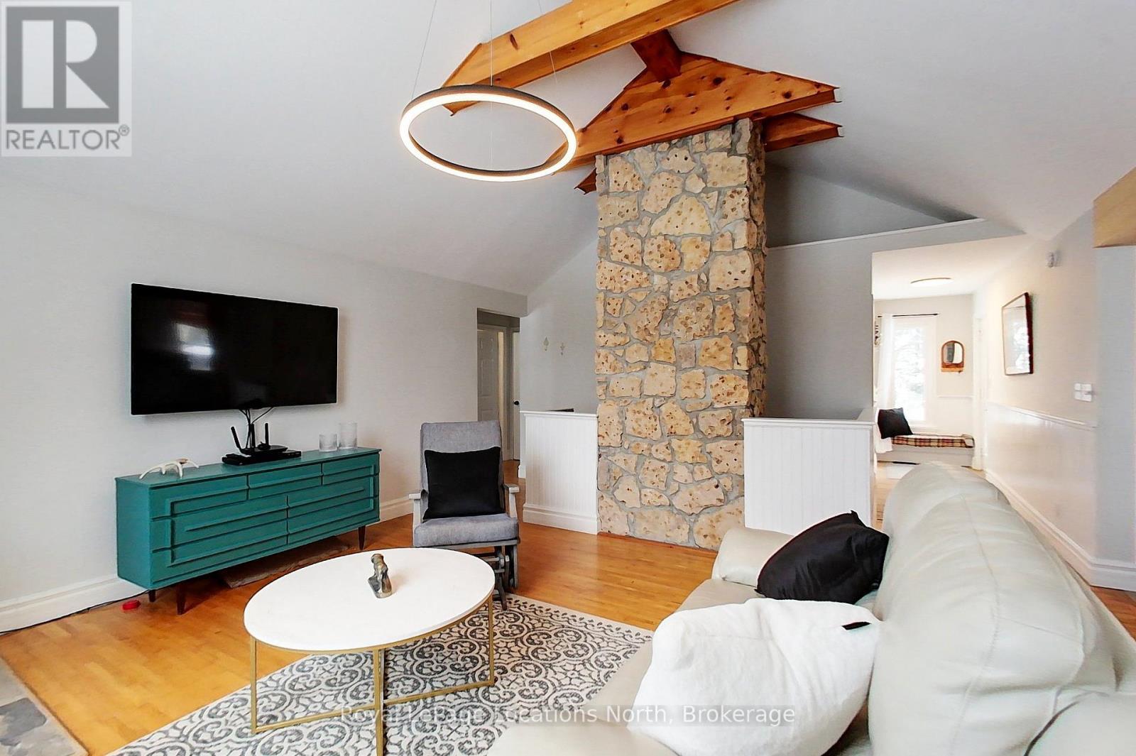 637280 St Vincent-Sydenham Townline, Meaford, ON - Indoor Photo Showing Living Room