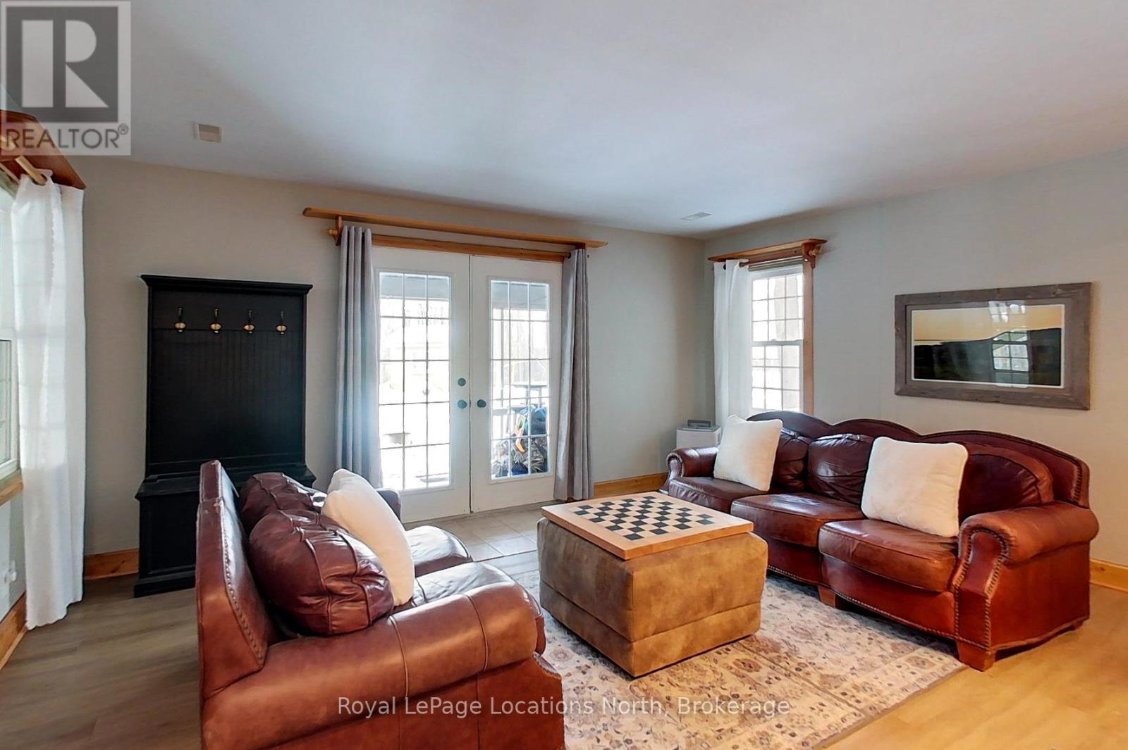 637280 St Vincent-Sydenham Townline, Meaford, ON - Indoor Photo Showing Living Room