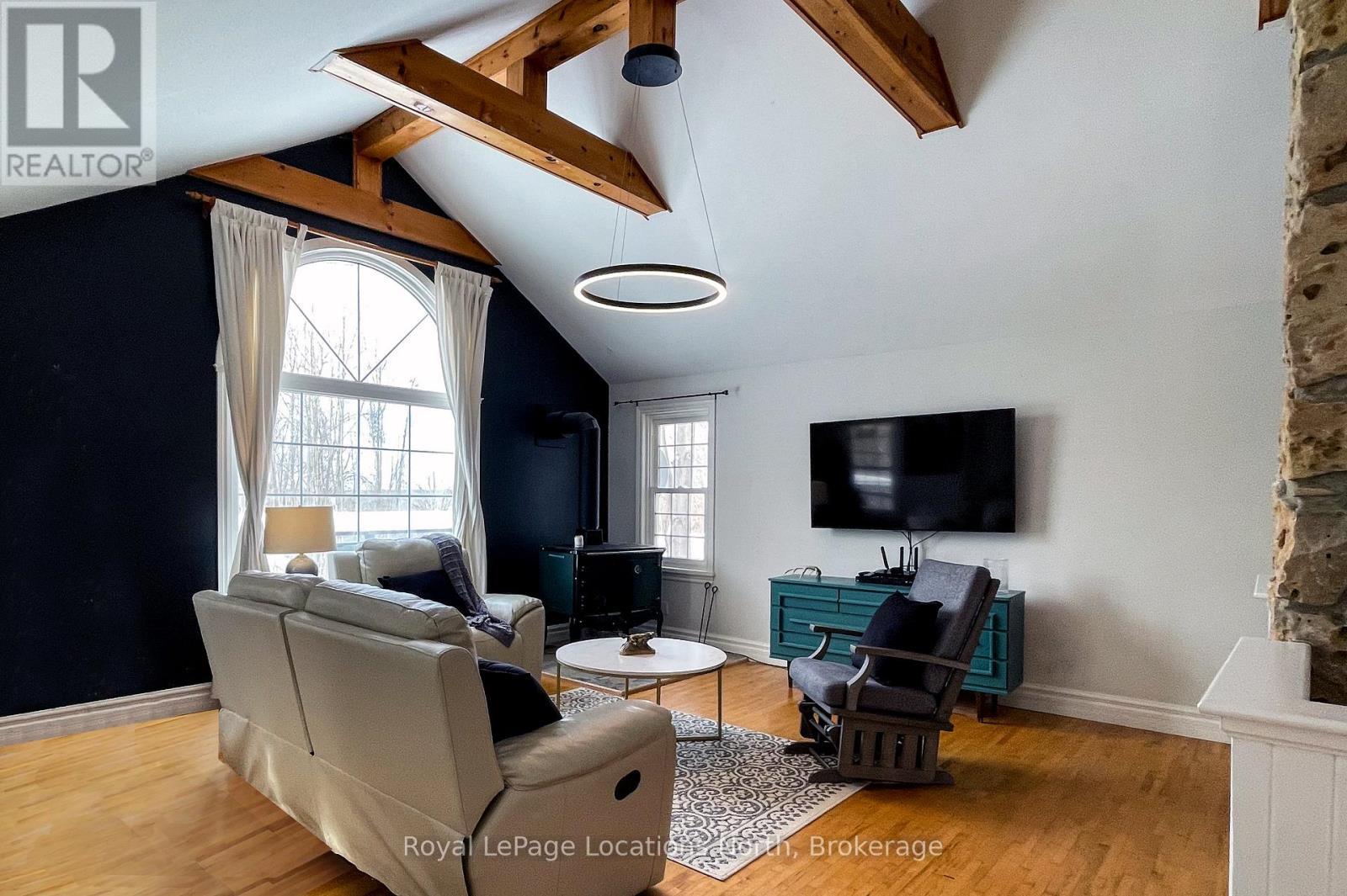 637280 St Vincent-Sydenham Townline, Meaford, ON - Indoor Photo Showing Living Room