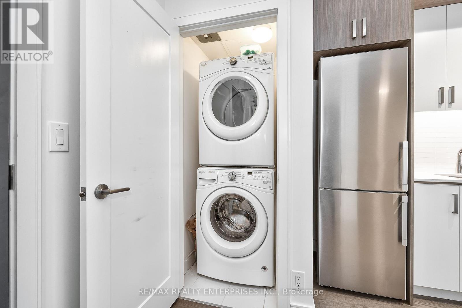 337 - 1575 Lakeshore Road W, Mississauga, ON - Indoor Photo Showing Laundry Room