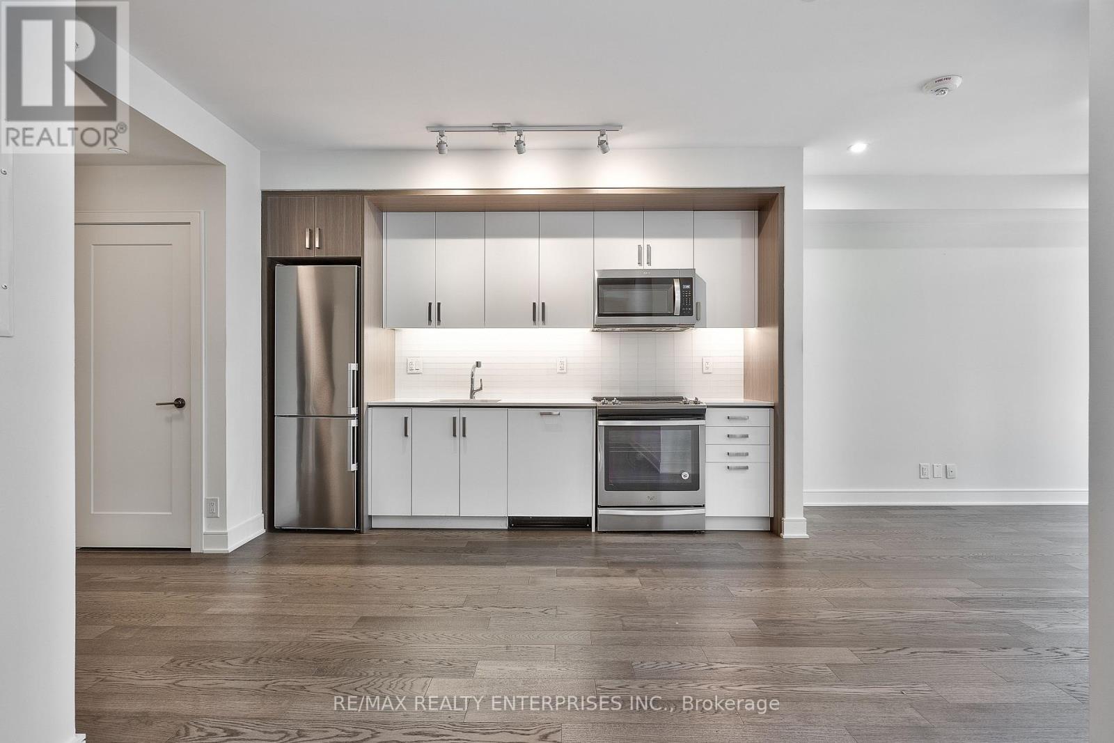337 - 1575 Lakeshore Road W, Mississauga, ON - Indoor Photo Showing Kitchen With Upgraded Kitchen