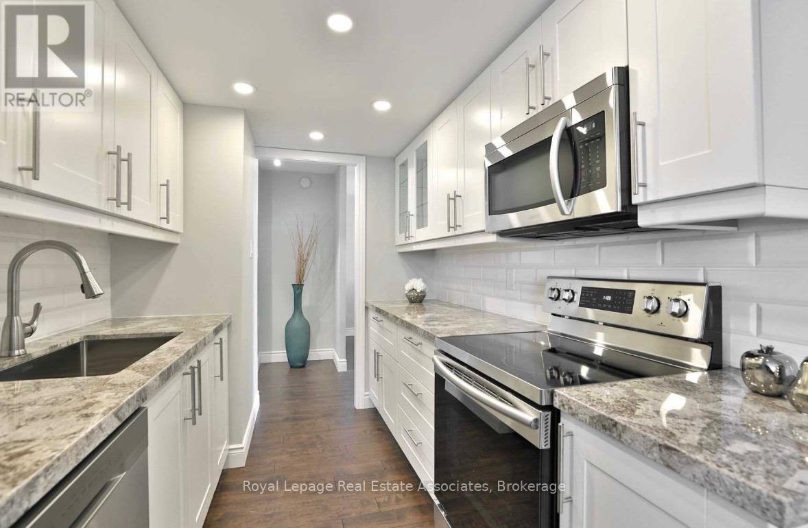 1006 - 3100 Kirwin Avenue, Mississauga, ON - Indoor Photo Showing Kitchen With Upgraded Kitchen