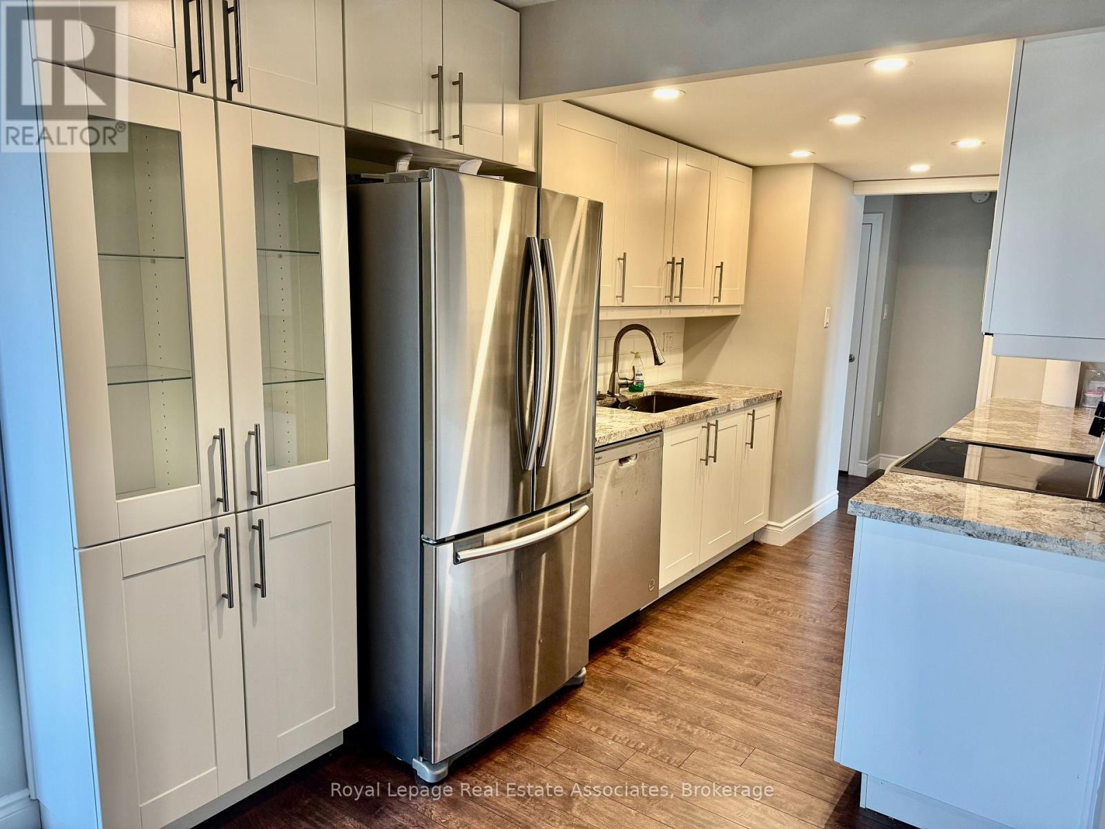 1006 - 3100 Kirwin Avenue, Mississauga, ON - Indoor Photo Showing Kitchen With Stainless Steel Kitchen With Upgraded Kitchen