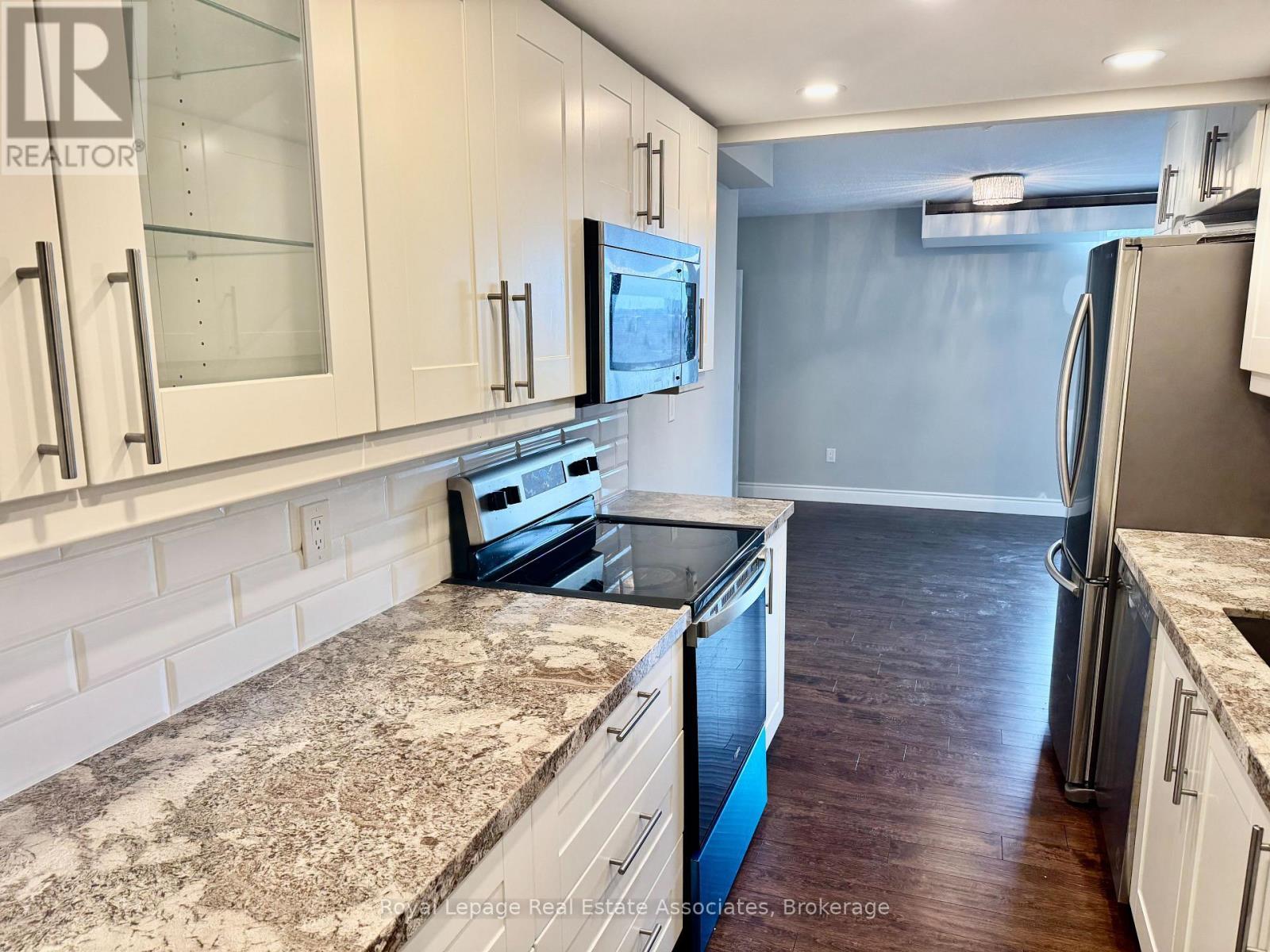 1006 - 3100 Kirwin Avenue, Mississauga, ON - Indoor Photo Showing Kitchen