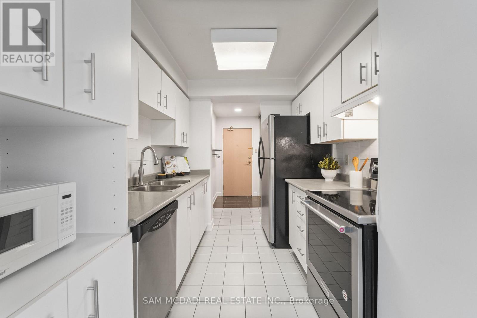 305 - 330 Rathburn Road W, Mississauga, ON - Indoor Photo Showing Kitchen With Stainless Steel Kitchen With Double Sink