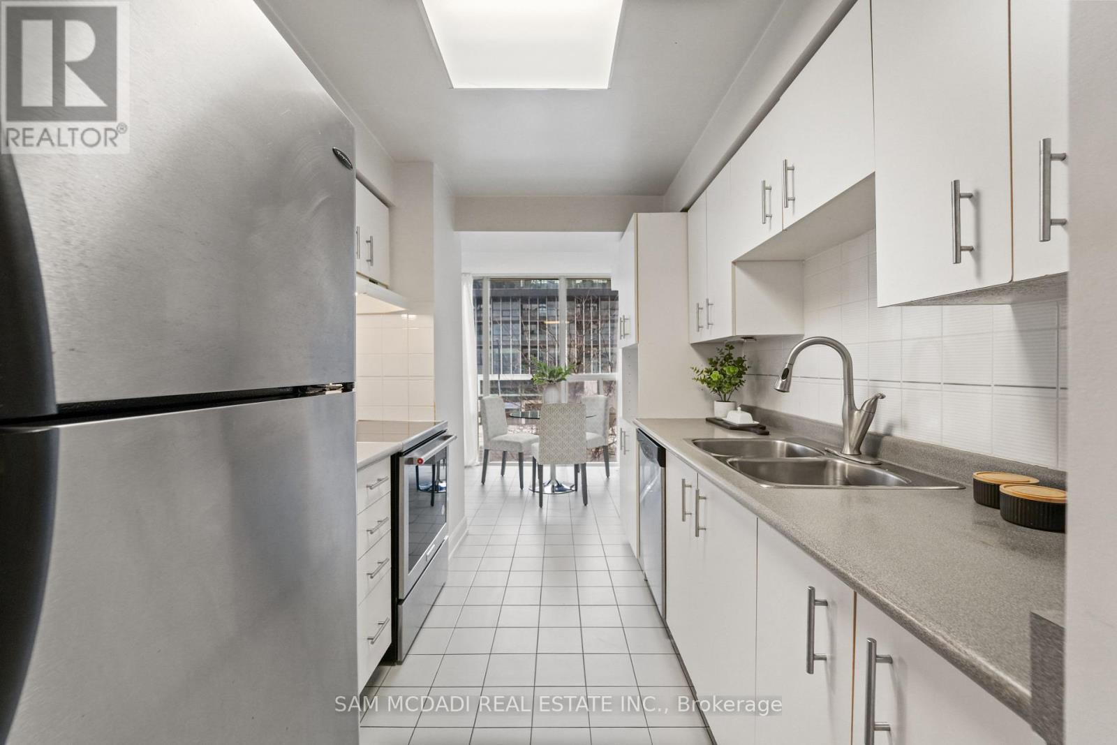 305 - 330 Rathburn Road W, Mississauga, ON - Indoor Photo Showing Kitchen With Double Sink