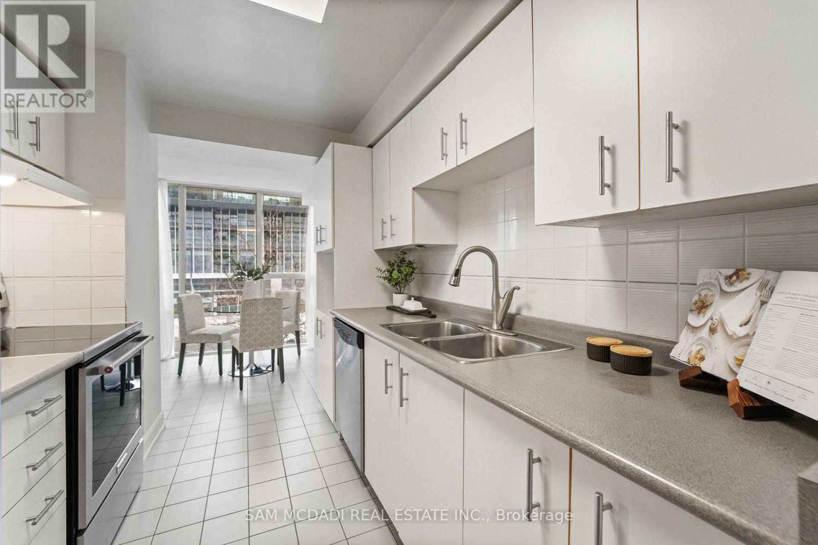 305 - 330 Rathburn Road W, Mississauga, ON - Indoor Photo Showing Kitchen With Double Sink With Upgraded Kitchen