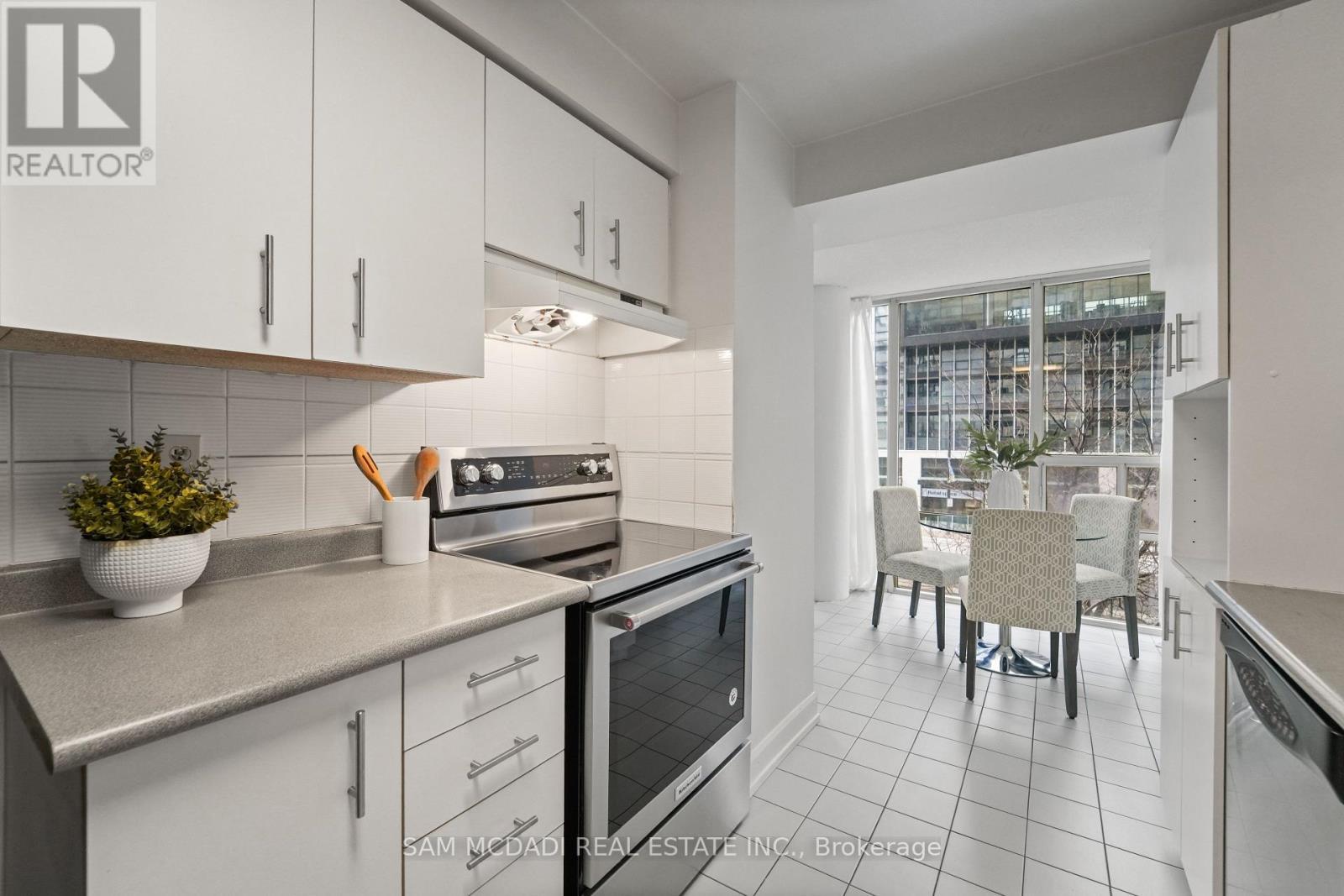 305 - 330 Rathburn Road W, Mississauga, ON - Indoor Photo Showing Kitchen