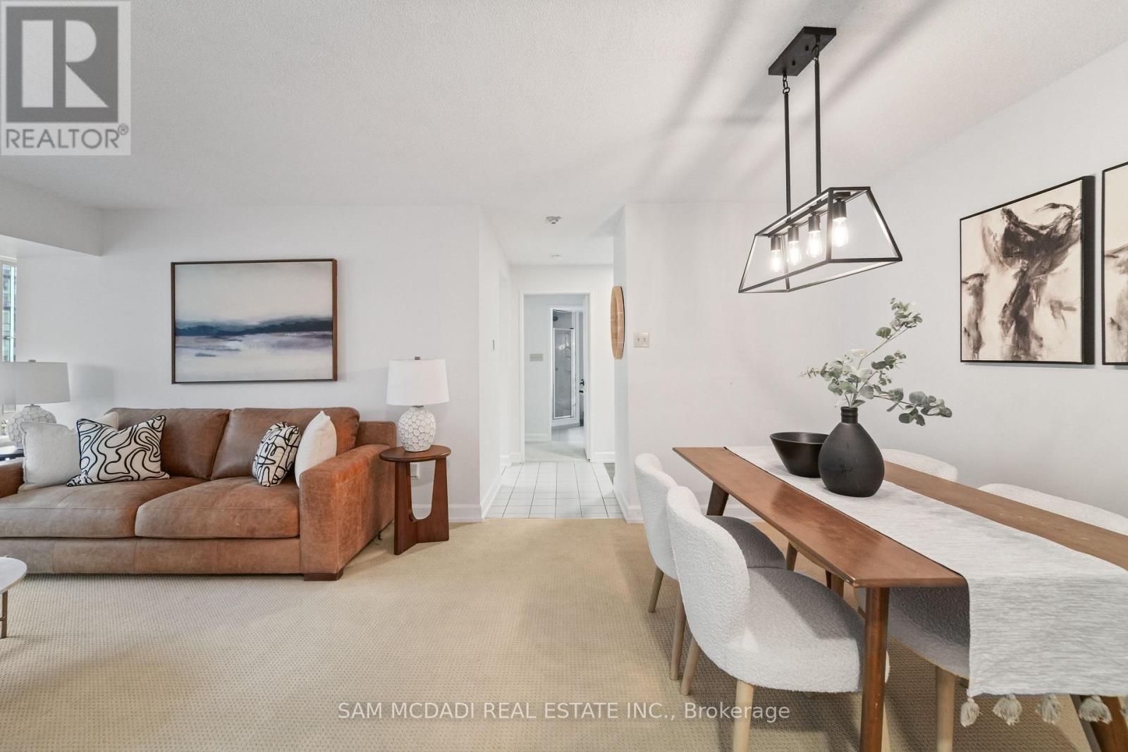 305 - 330 Rathburn Road W, Mississauga, ON - Indoor Photo Showing Living Room