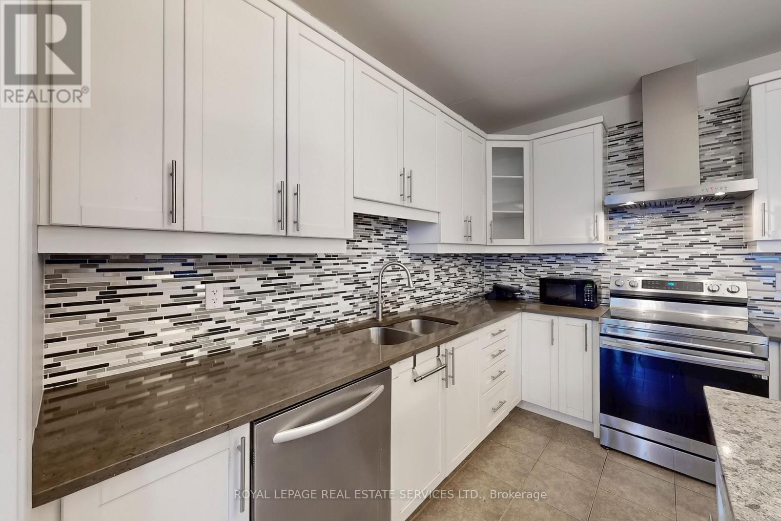 389 Gosford Crescent, Milton, ON - Indoor Photo Showing Kitchen With Stainless Steel Kitchen With Double Sink