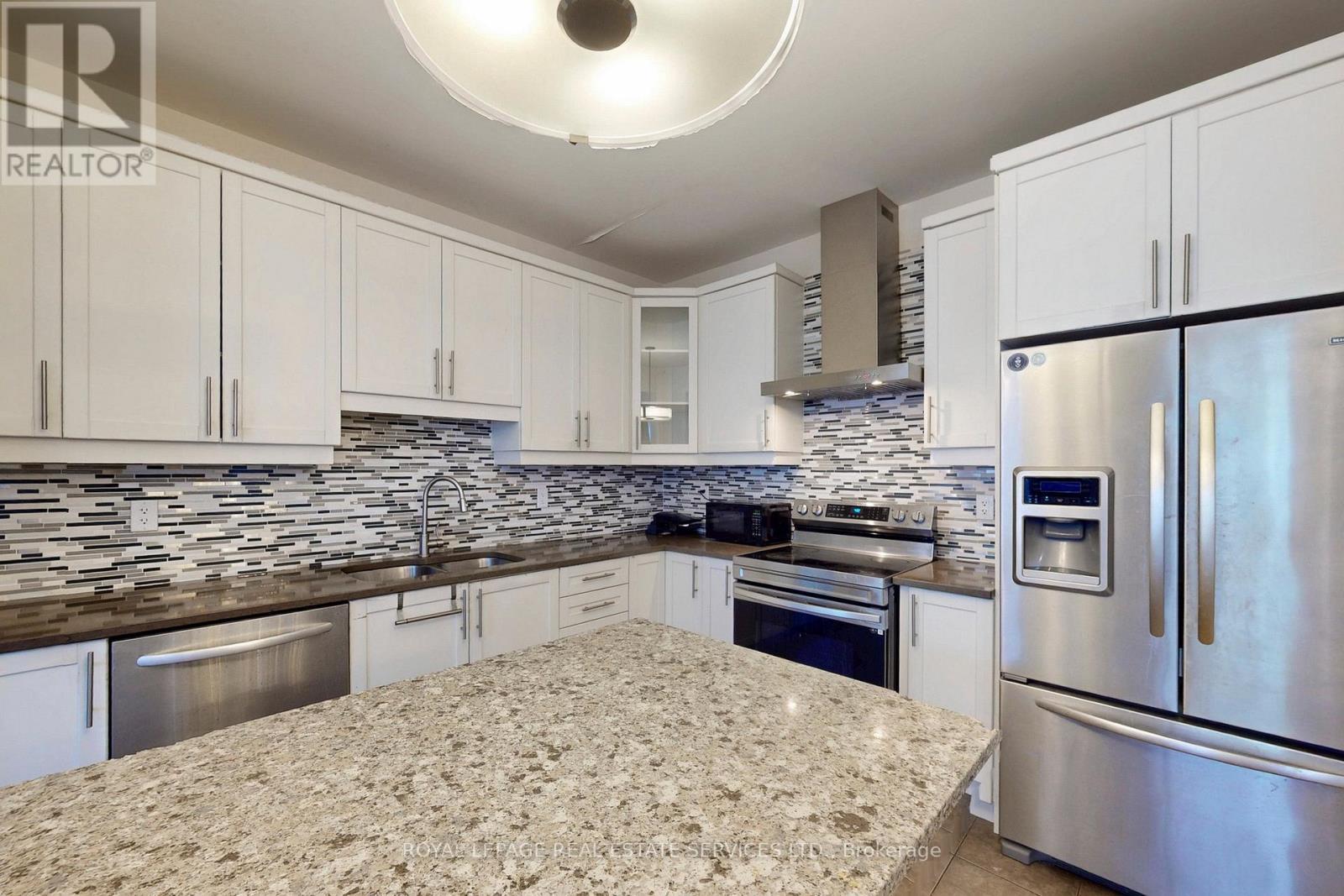389 Gosford Crescent, Milton, ON - Indoor Photo Showing Kitchen With Stainless Steel Kitchen With Double Sink With Upgraded Kitchen