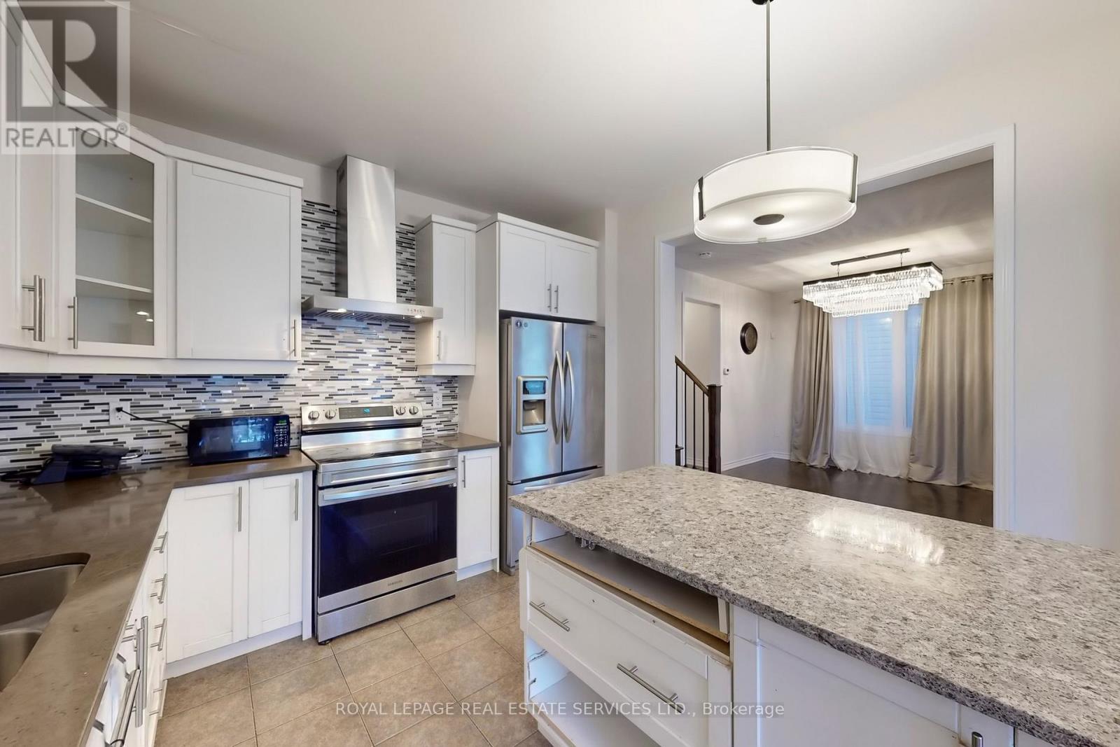 389 Gosford Crescent, Milton, ON - Indoor Photo Showing Kitchen With Stainless Steel Kitchen With Upgraded Kitchen