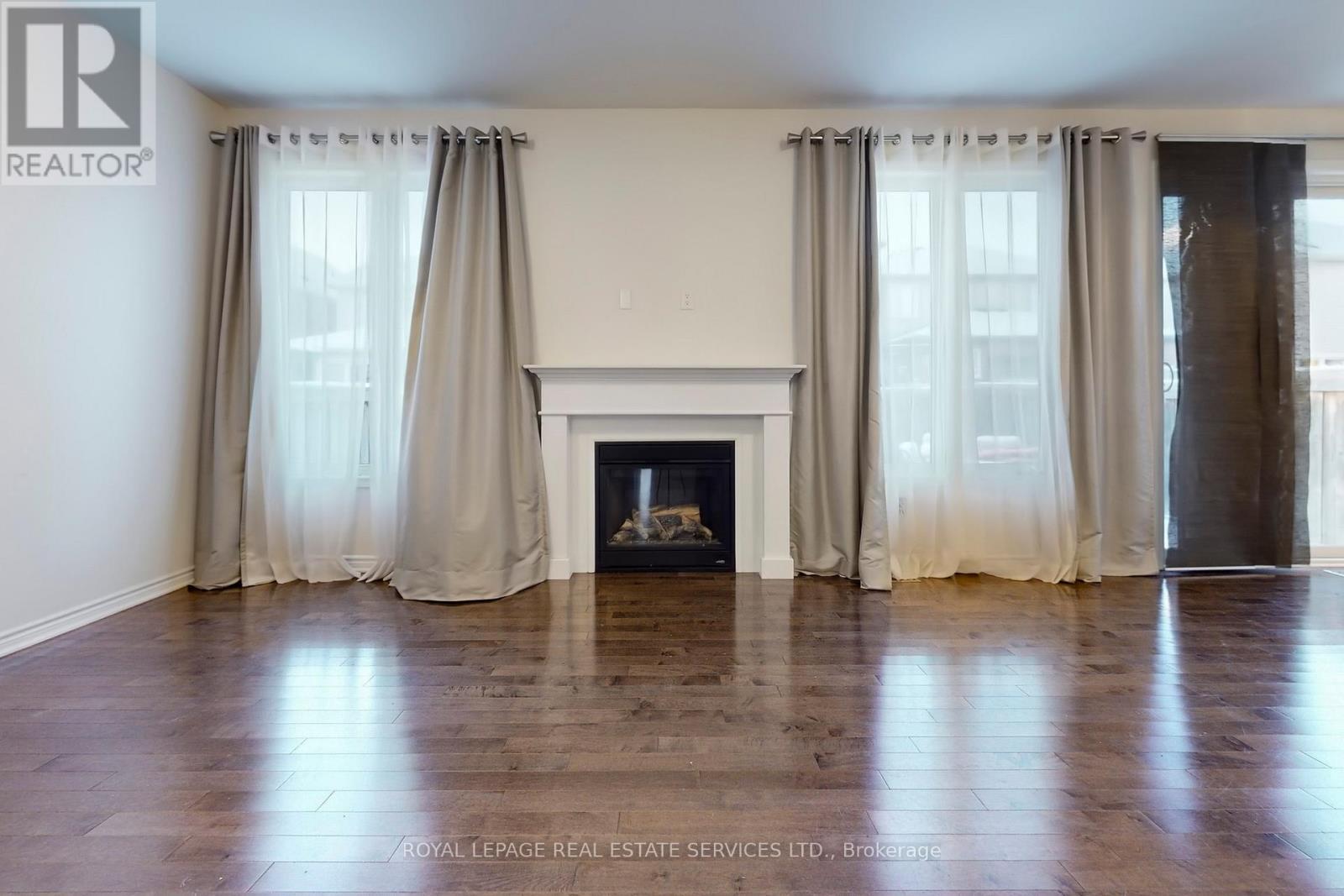 389 Gosford Crescent, Milton, ON - Indoor Photo Showing Living Room With Fireplace