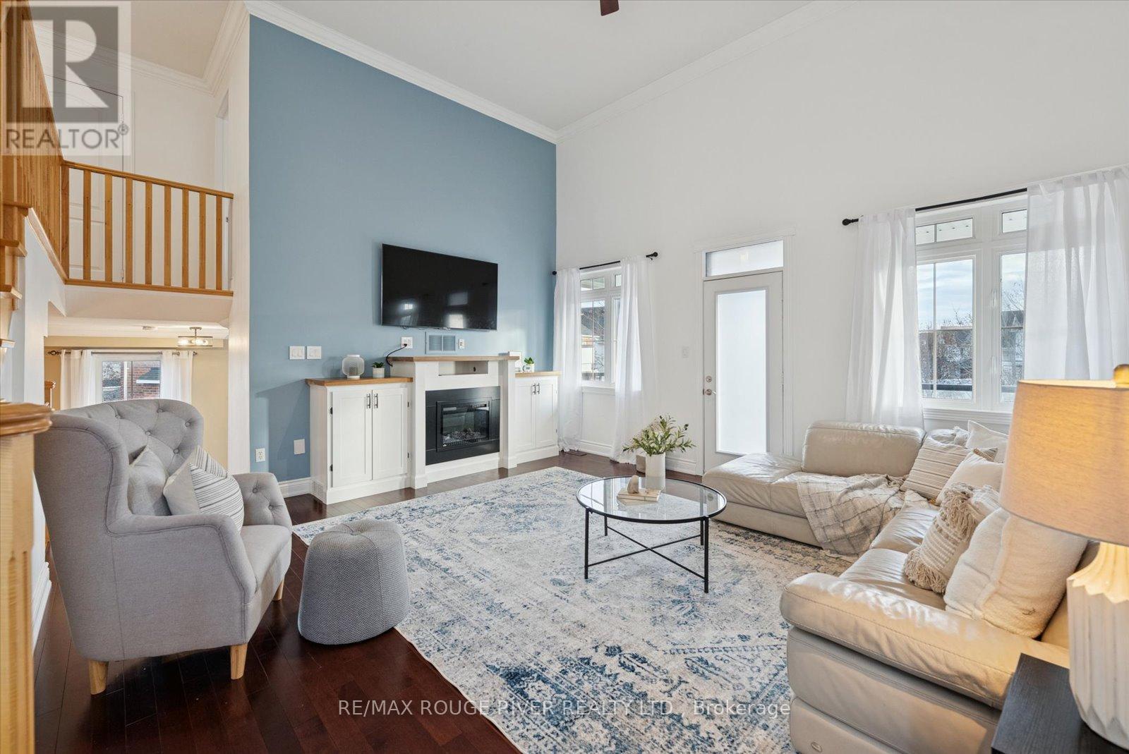 15 Eastgate Circle, Whitby (Brooklin), ON - Indoor Photo Showing Living Room
