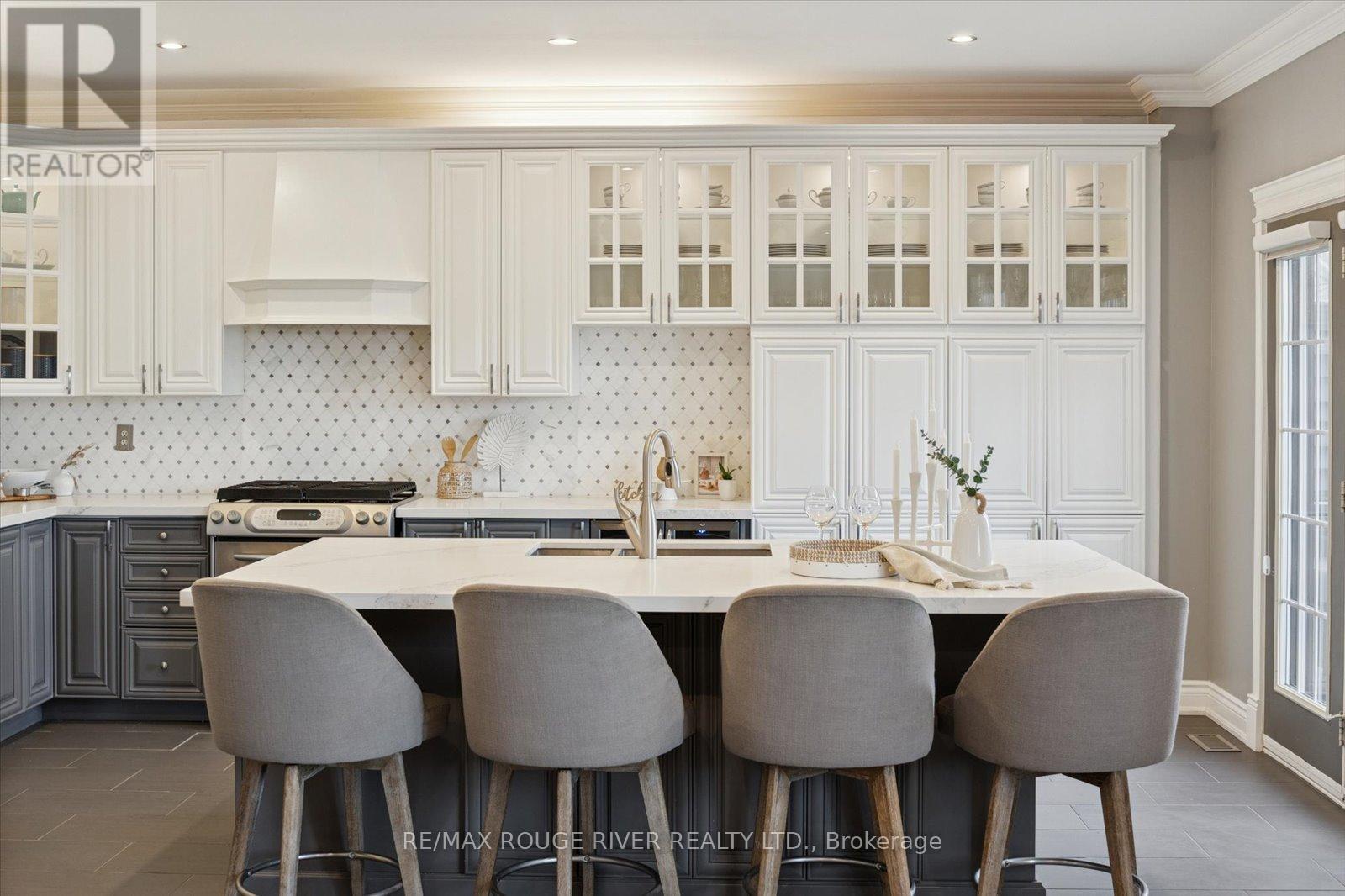 15 Eastgate Circle, Whitby (Brooklin), ON - Indoor Photo Showing Kitchen With Upgraded Kitchen