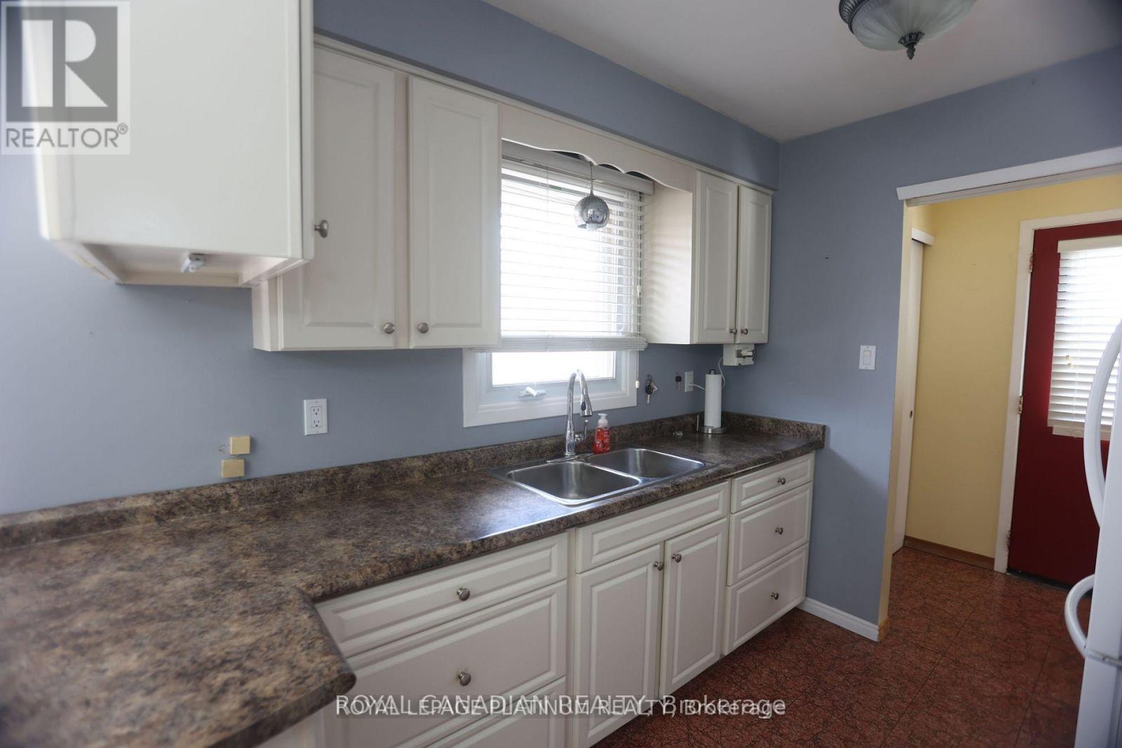77 Culver Crescent, London East, ON - Indoor Photo Showing Kitchen With Double Sink