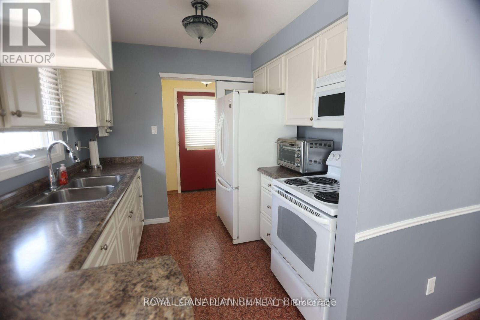 77 Culver Crescent, London East, ON - Indoor Photo Showing Kitchen With Double Sink