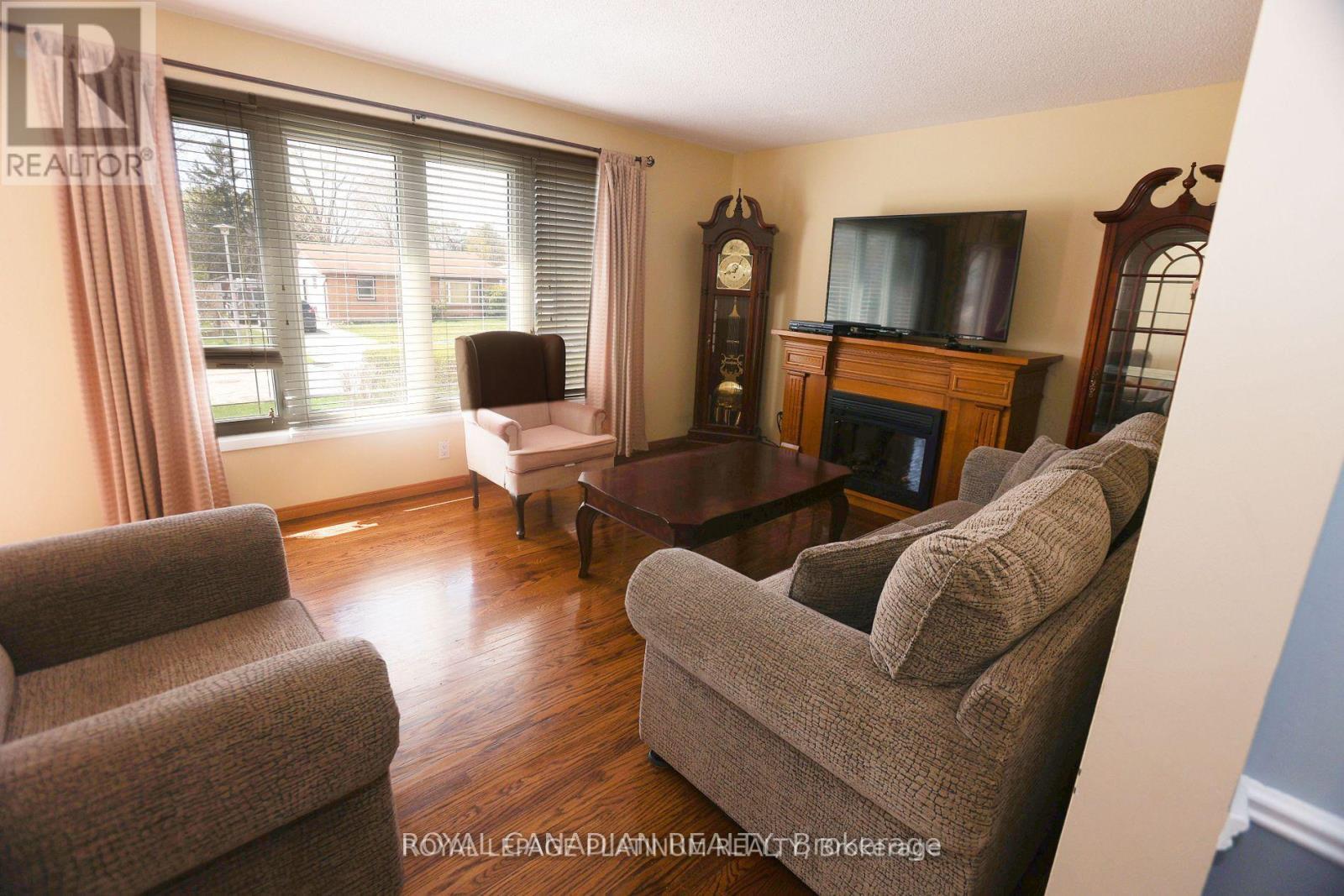 77 Culver Crescent, London East, ON - Indoor Photo Showing Living Room With Fireplace