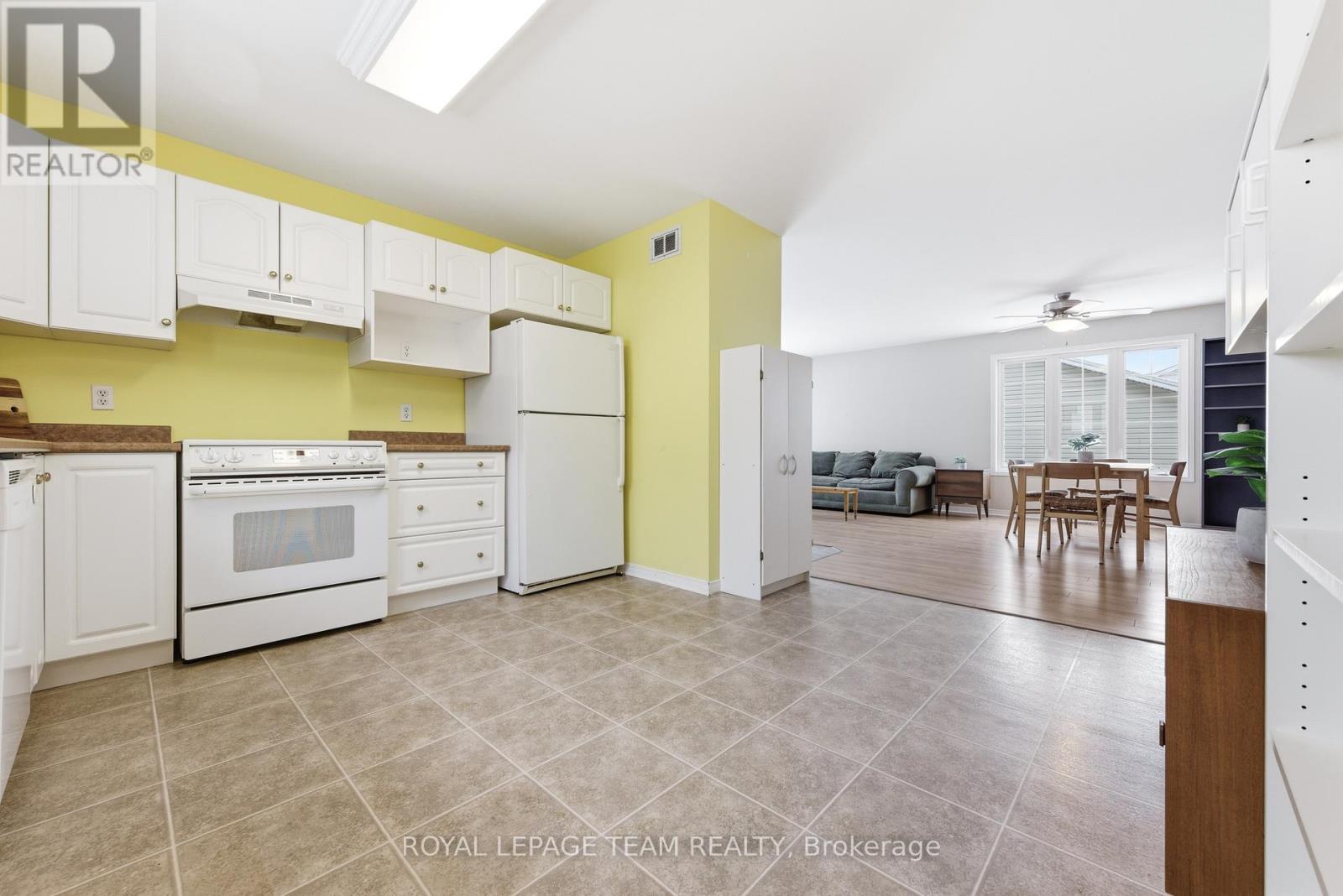 451 Mayhew Street, Renfrew, ON - Indoor Photo Showing Kitchen