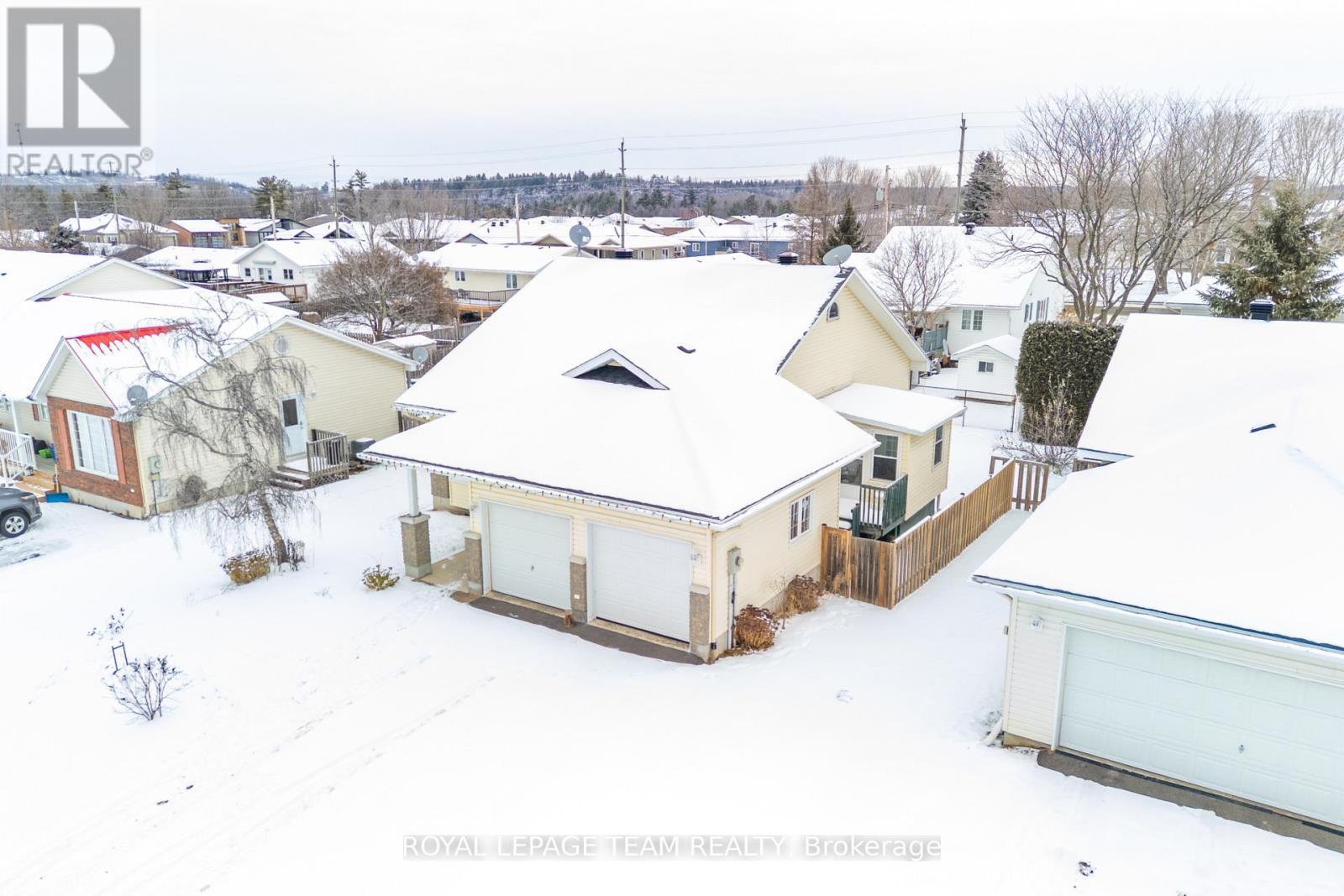 451 Mayhew Street, Renfrew, ON - Outdoor