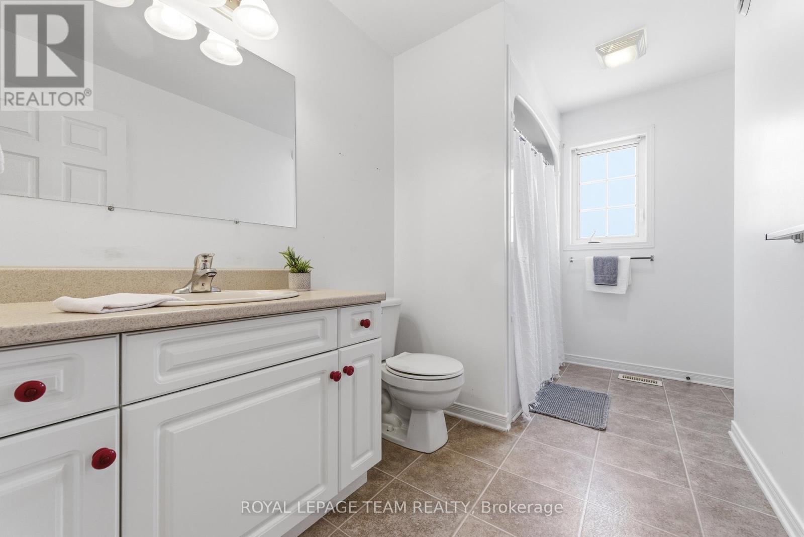 451 Mayhew Street, Renfrew, ON - Indoor Photo Showing Bathroom