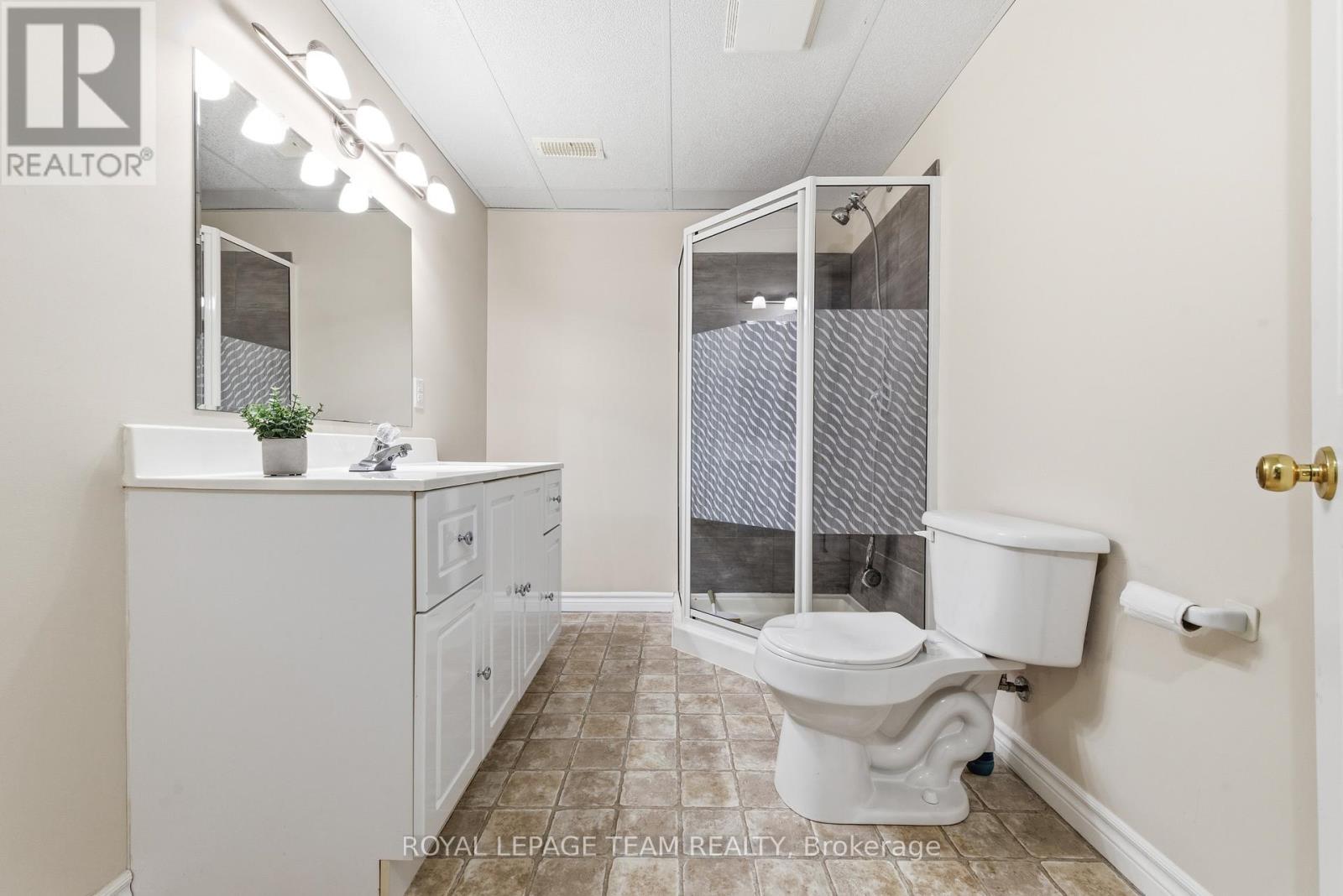 451 Mayhew Street, Renfrew, ON - Indoor Photo Showing Bathroom