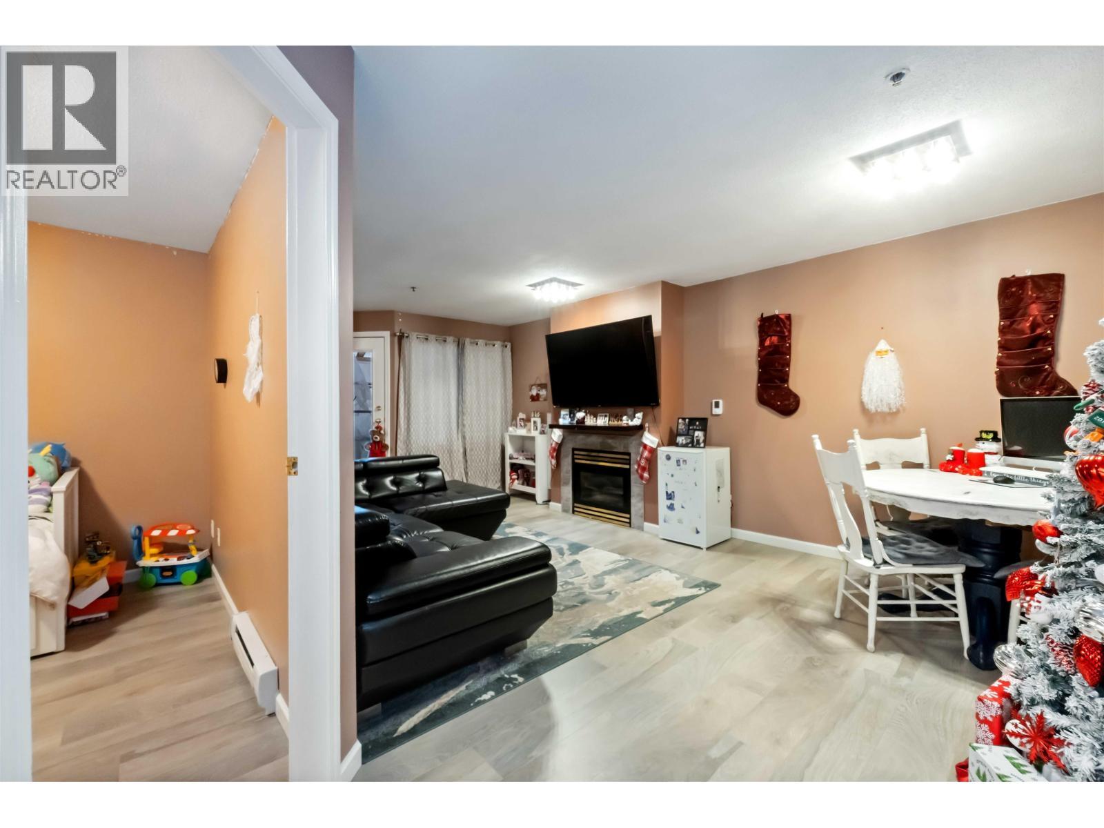 401 22351 St Anne Avenue, Maple Ridge, BC - Indoor With Fireplace