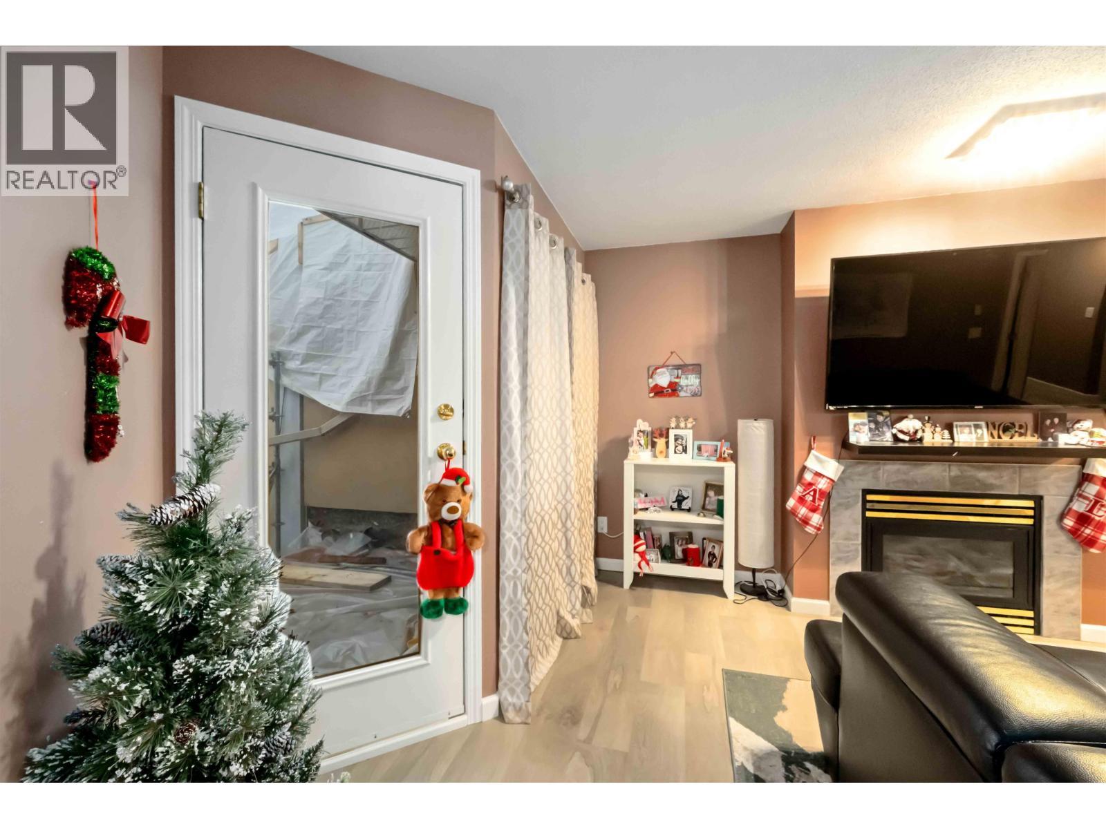 401 22351 St Anne Avenue, Maple Ridge, BC - Indoor With Fireplace