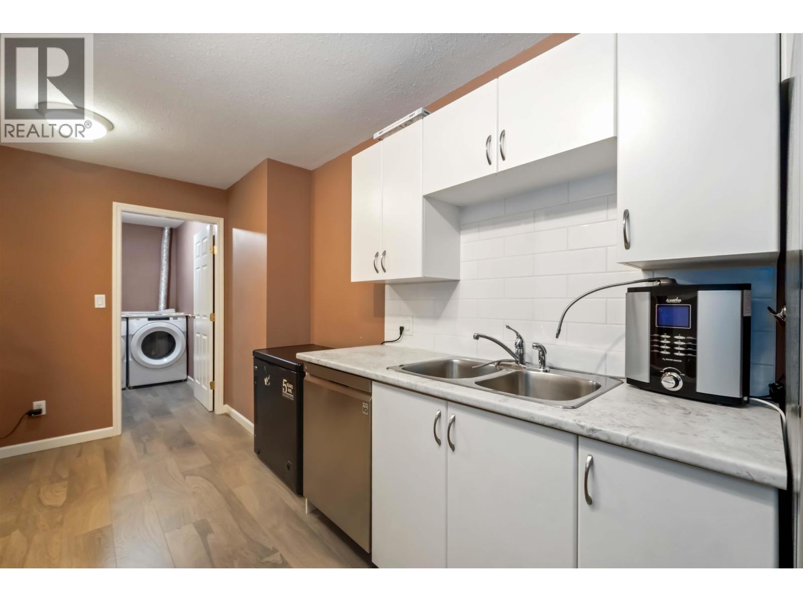 401 22351 St Anne Avenue, Maple Ridge, BC - Indoor Photo Showing Kitchen With Double Sink