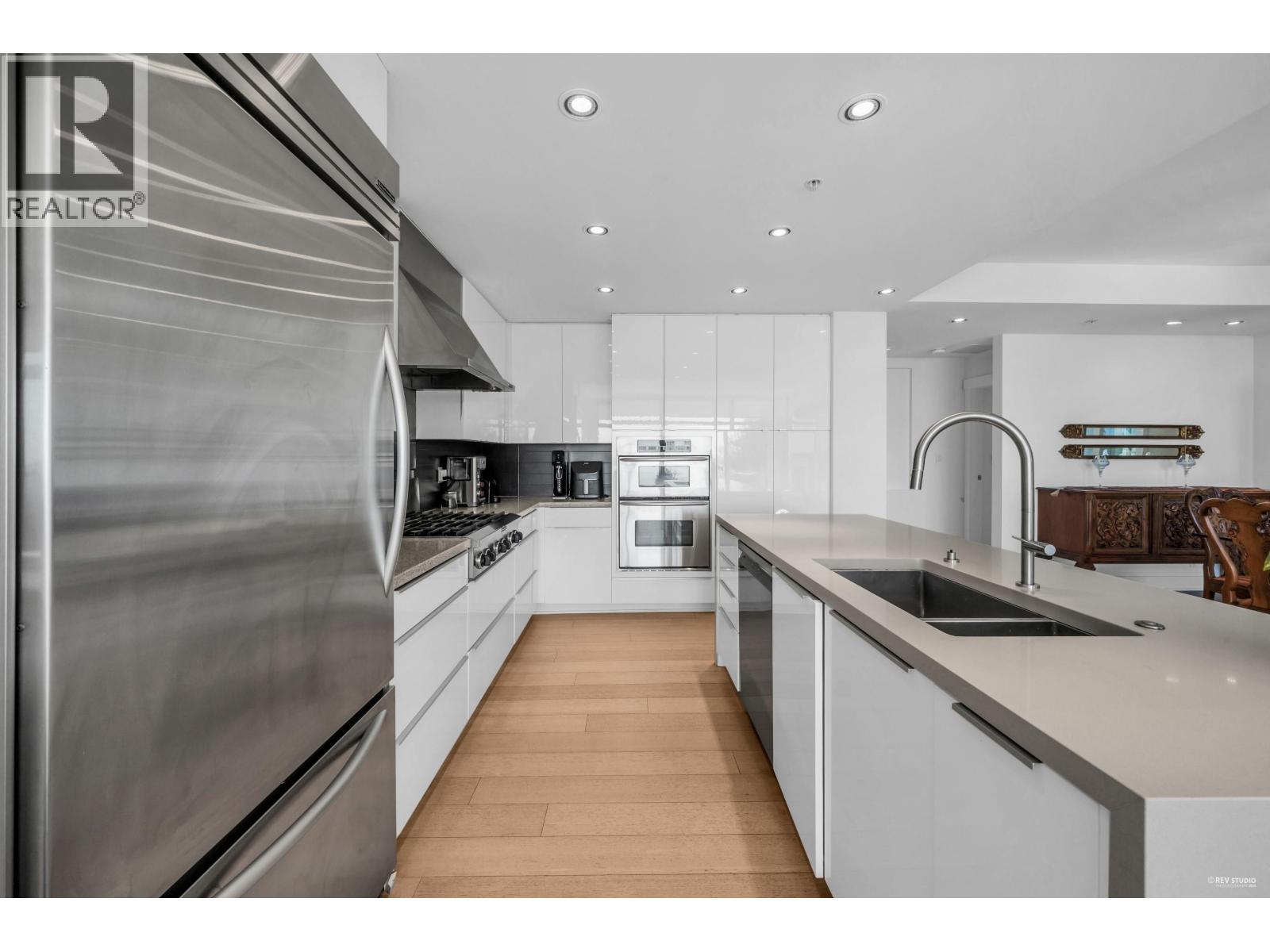 401 3315 Cypress Place, West Vancouver, BC - Indoor Photo Showing Kitchen With Stainless Steel Kitchen With Double Sink With Upgraded Kitchen