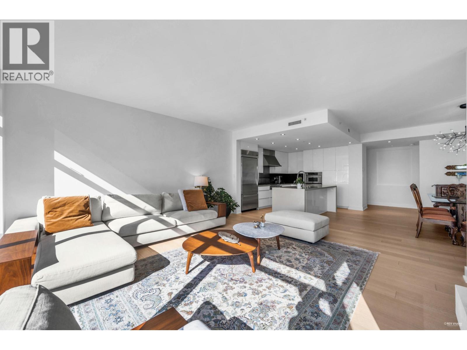 401 3315 Cypress Place, West Vancouver, BC - Indoor Photo Showing Living Room