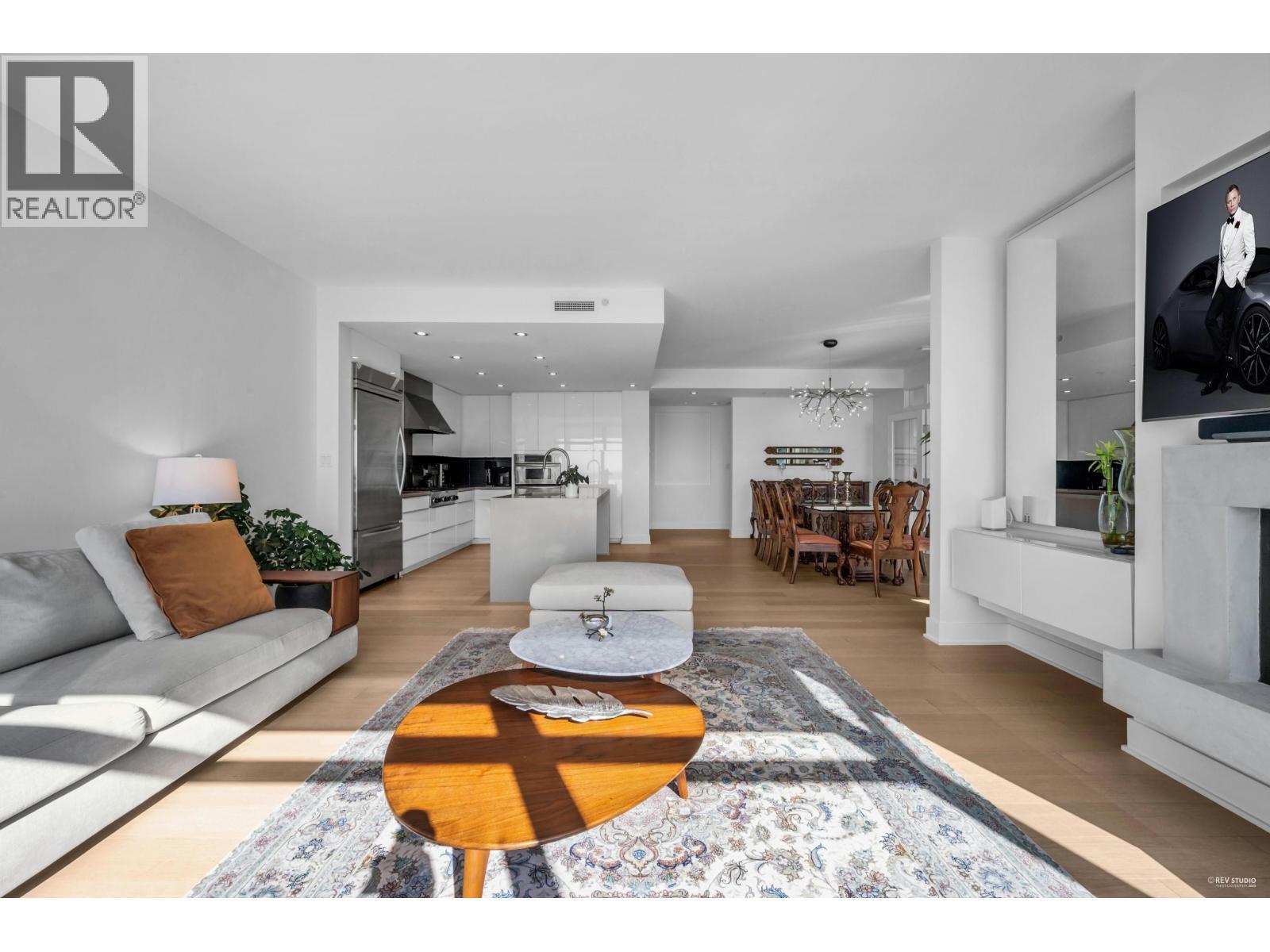 401 3315 Cypress Place, West Vancouver, BC - Indoor Photo Showing Living Room