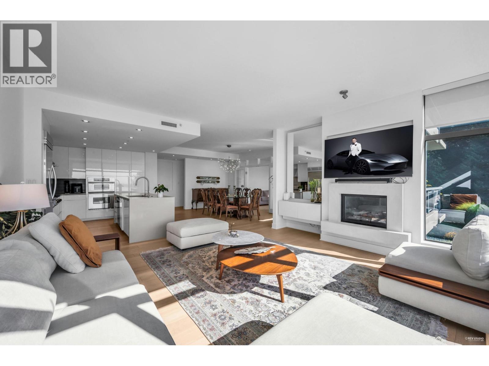 401 3315 Cypress Place, West Vancouver, BC - Indoor Photo Showing Living Room With Fireplace
