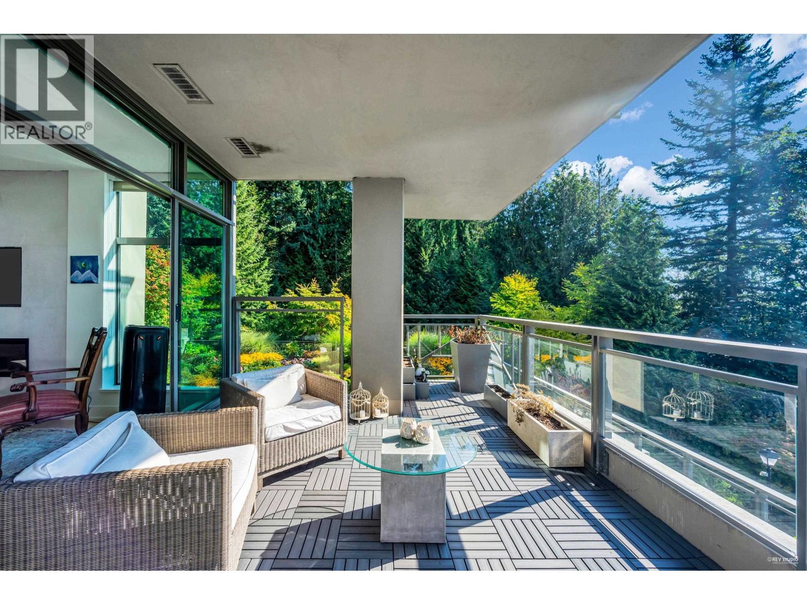 401 3315 Cypress Place, West Vancouver, BC - Outdoor With Exterior