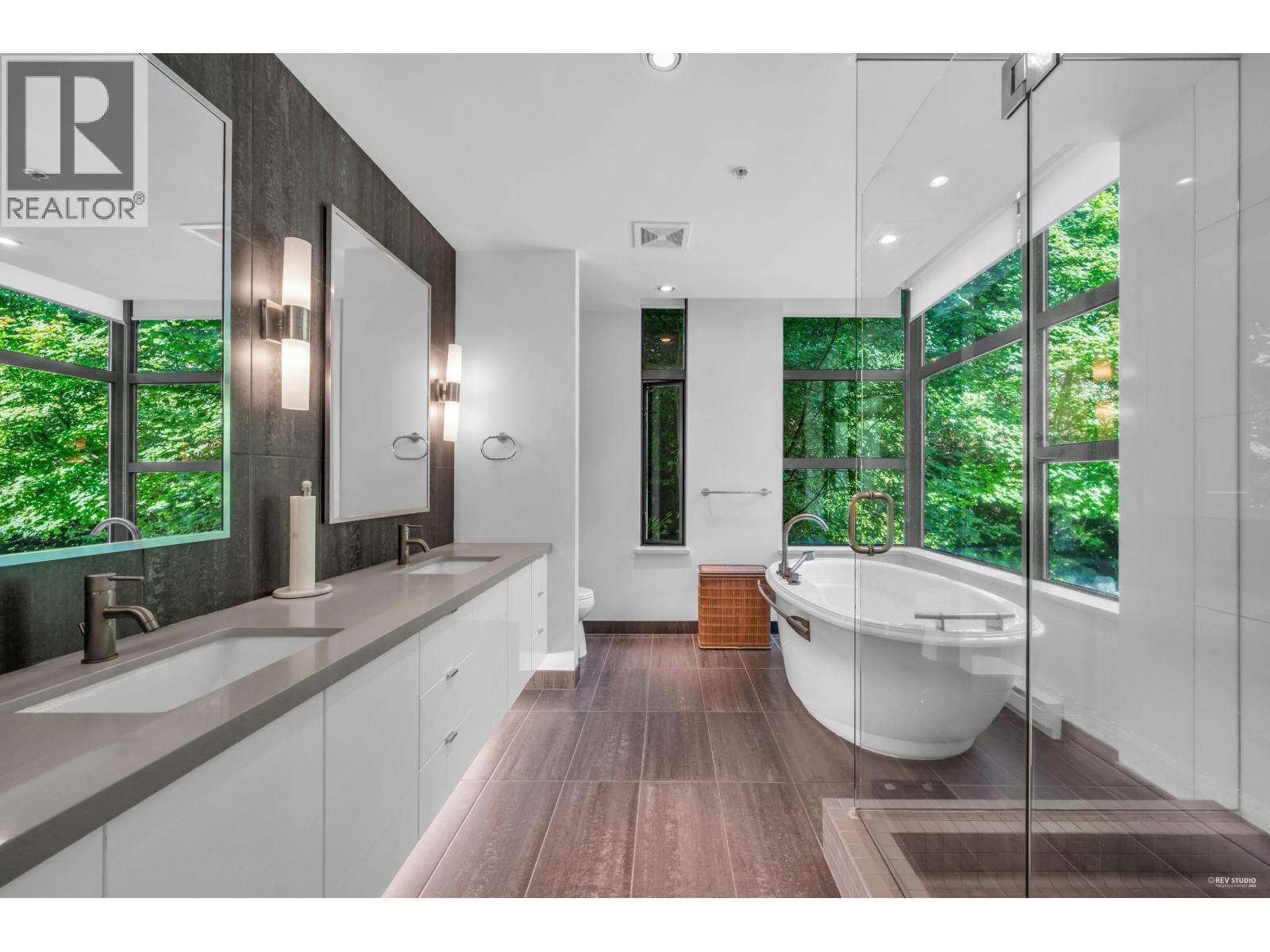 401 3315 Cypress Place, West Vancouver, BC - Indoor Photo Showing Bathroom