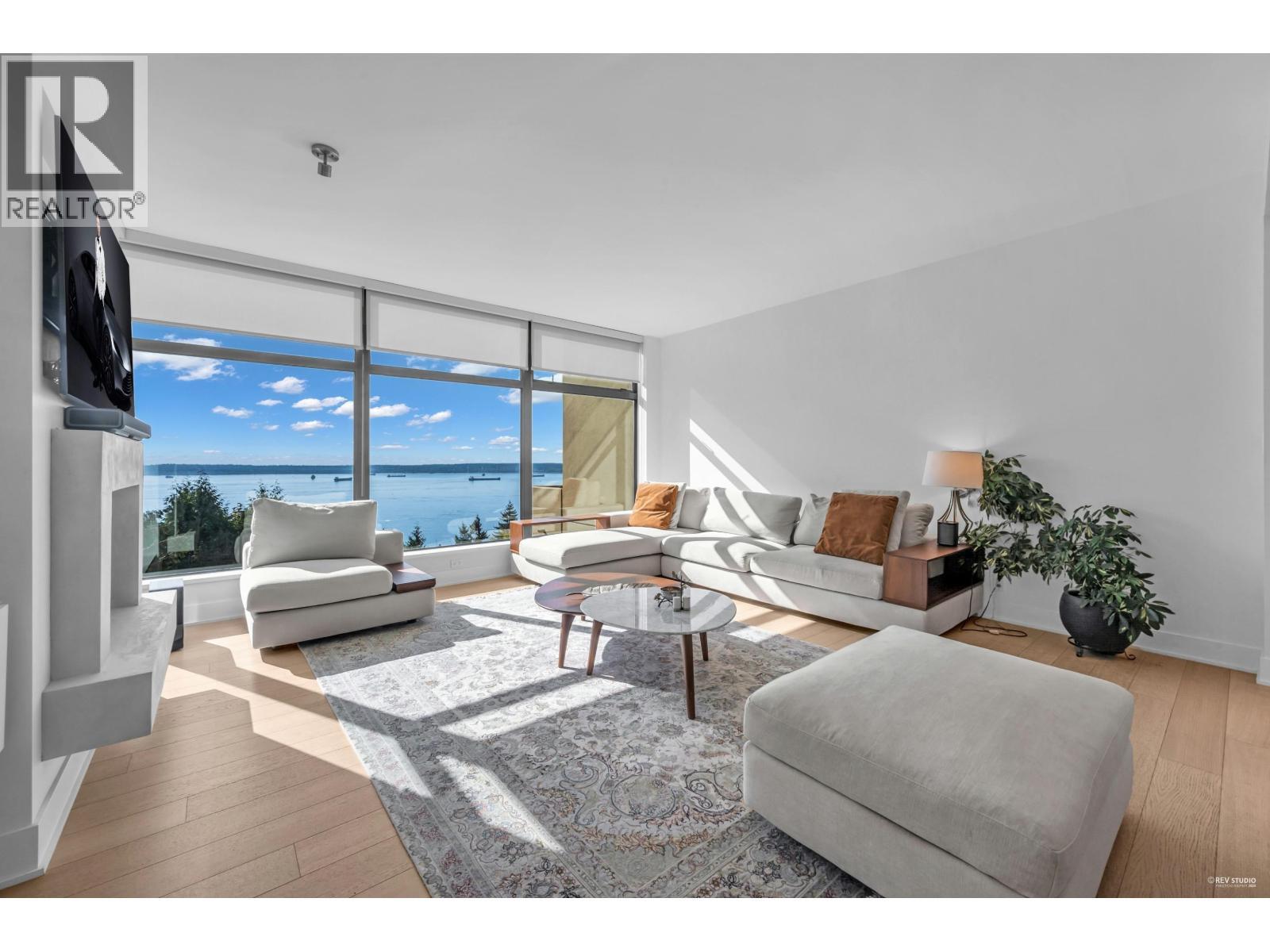 401 3315 Cypress Place, West Vancouver, BC - Indoor Photo Showing Living Room