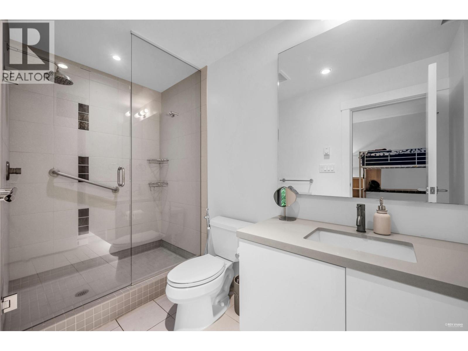 401 3315 Cypress Place, West Vancouver, BC - Indoor Photo Showing Bathroom