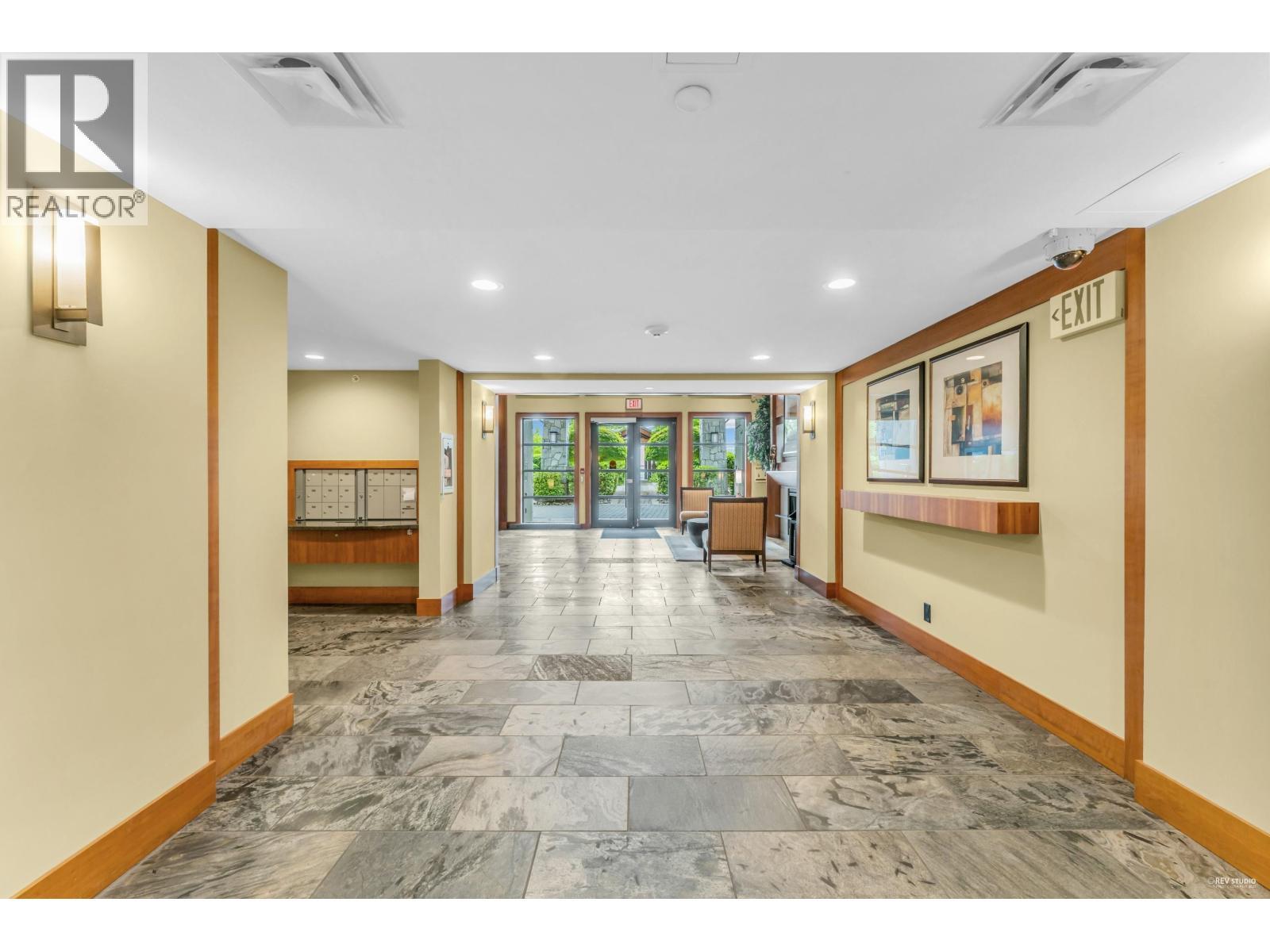 401 3315 Cypress Place, West Vancouver, BC - Indoor Photo Showing Other Room