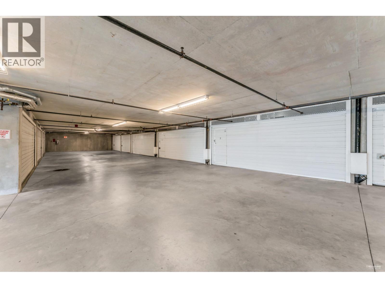 401 3315 Cypress Place, West Vancouver, BC - Indoor Photo Showing Garage